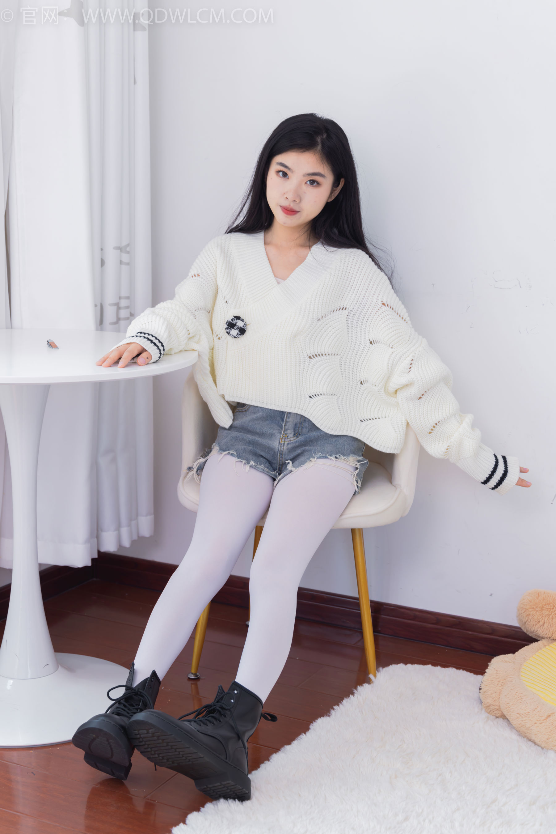 物恋传媒 No.2396 米米 - 马丁靴、厚白丝/(150P)