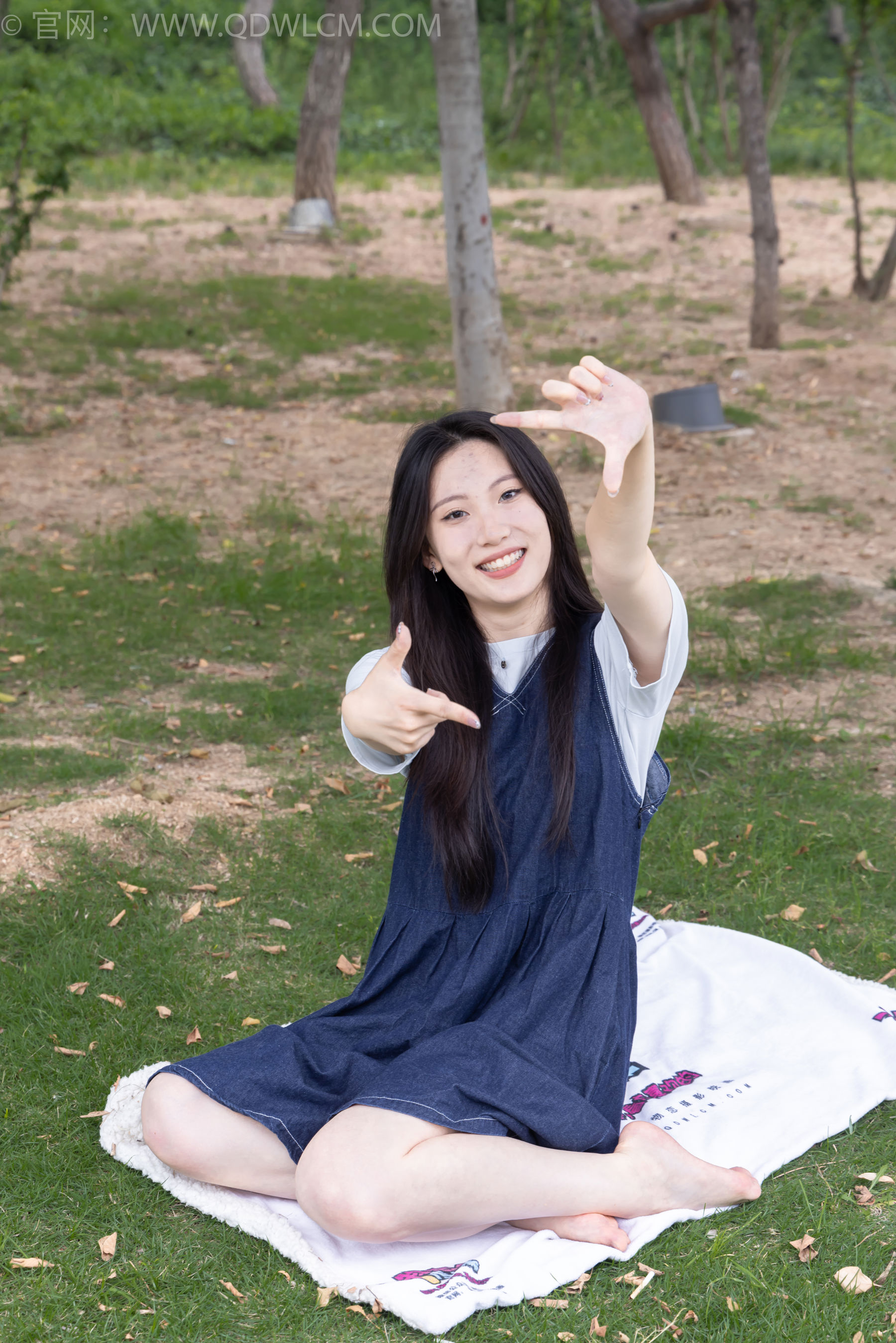 物恋传媒 No.2393 奶糖 - 帆布鞋、白棉袜、裸足/(160P)