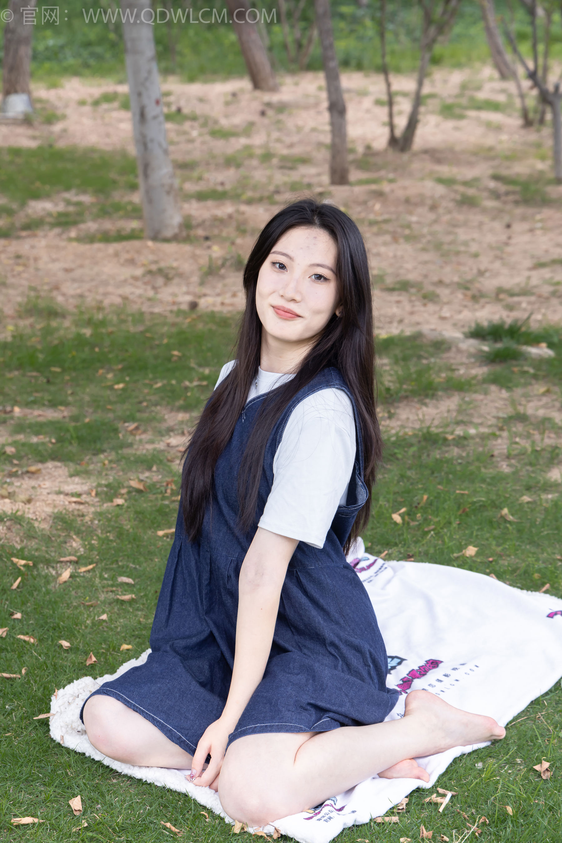 物恋传媒 No.2393 奶糖 - 帆布鞋、白棉袜、裸足/(160P)