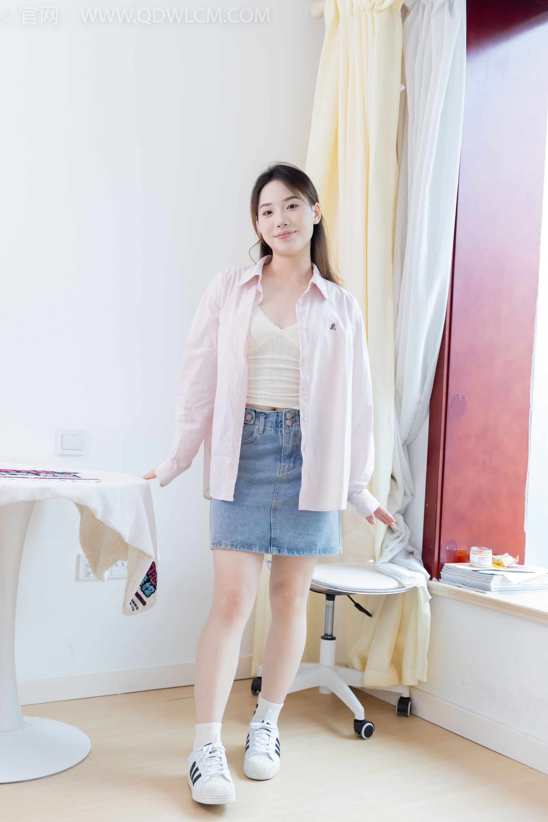 物恋传媒 No.2395 荔枝 - 板鞋、白棉袜、裸足/(150P)