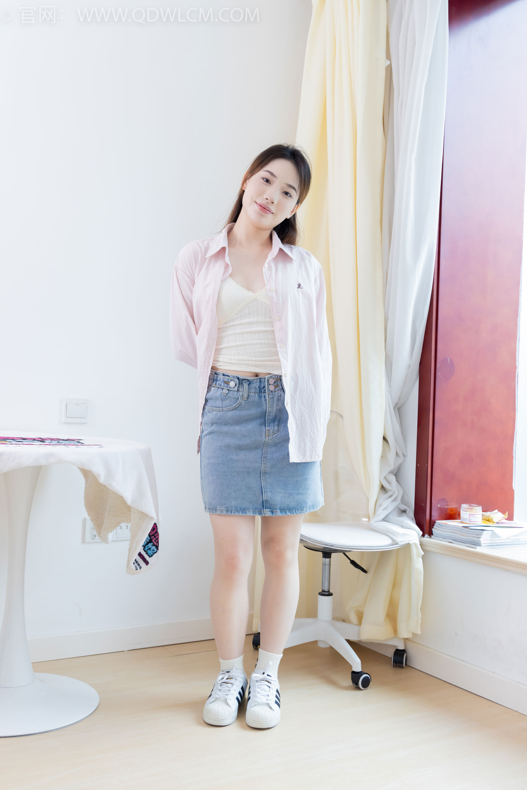 物恋传媒 No.2395 荔枝 - 板鞋、白棉袜、裸足/(150P)