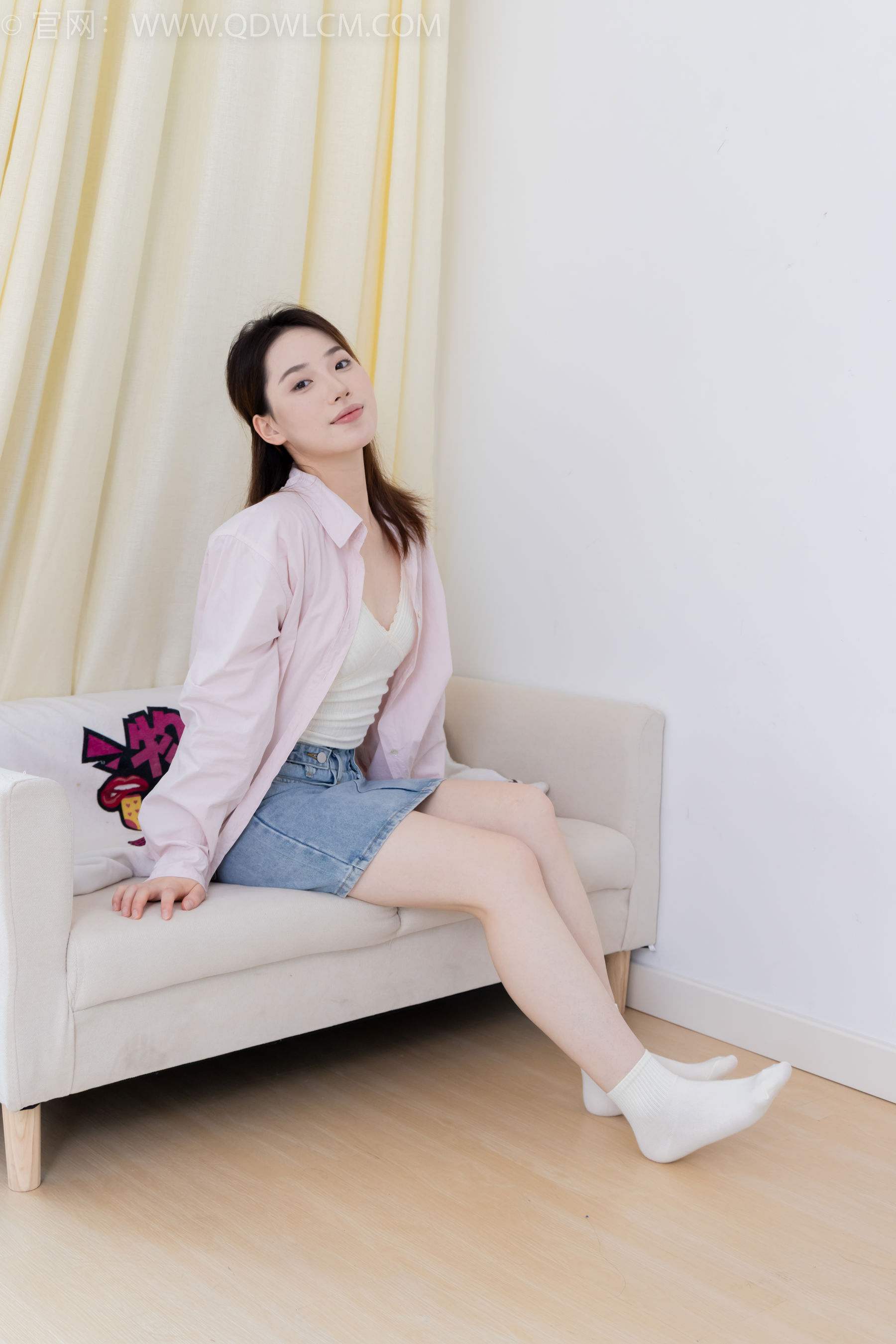 物恋传媒 No.2395 荔枝 - 板鞋、白棉袜、裸足/(150P)