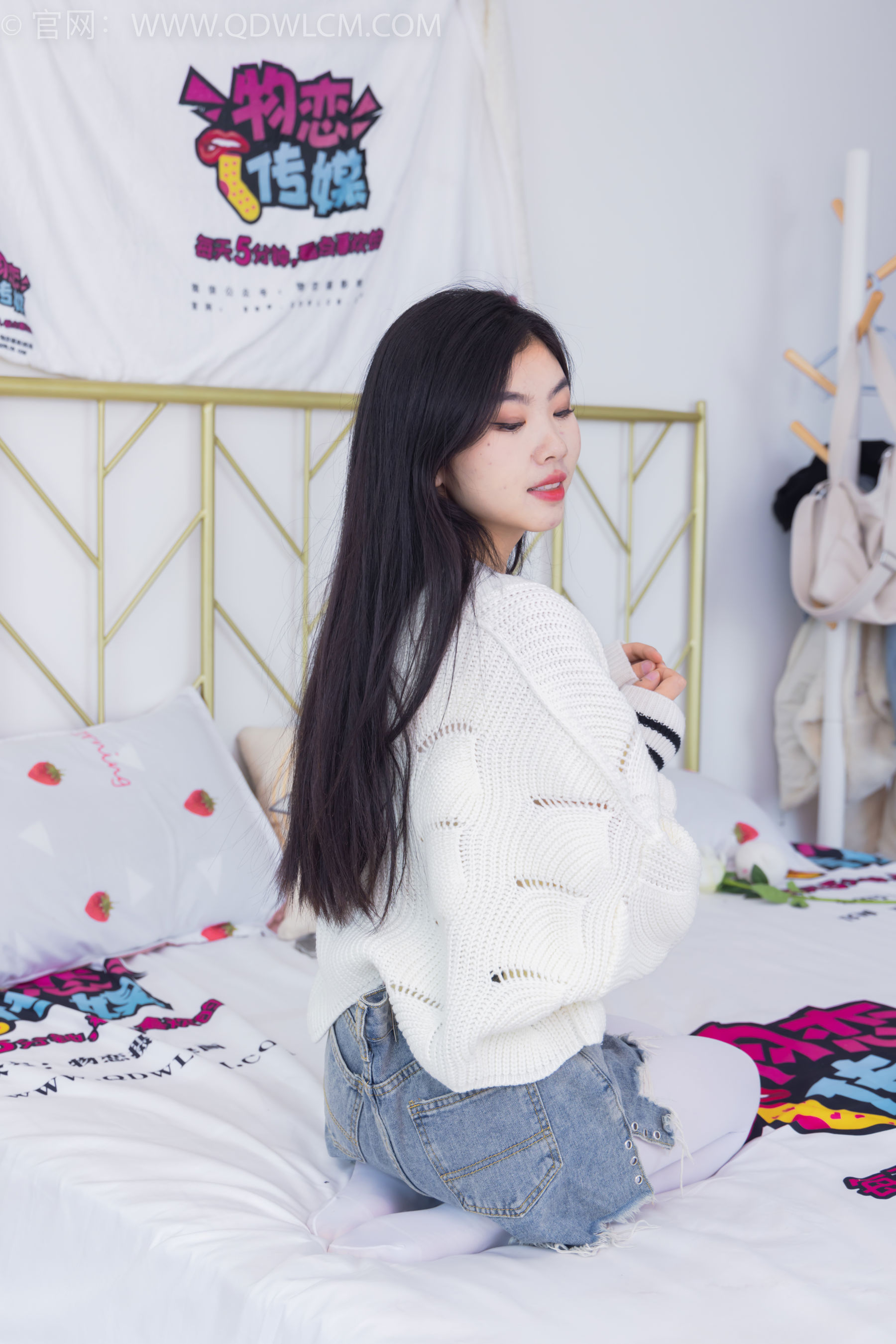 物恋传媒 No.2396 米米 - 马丁靴、厚白丝/(150P)