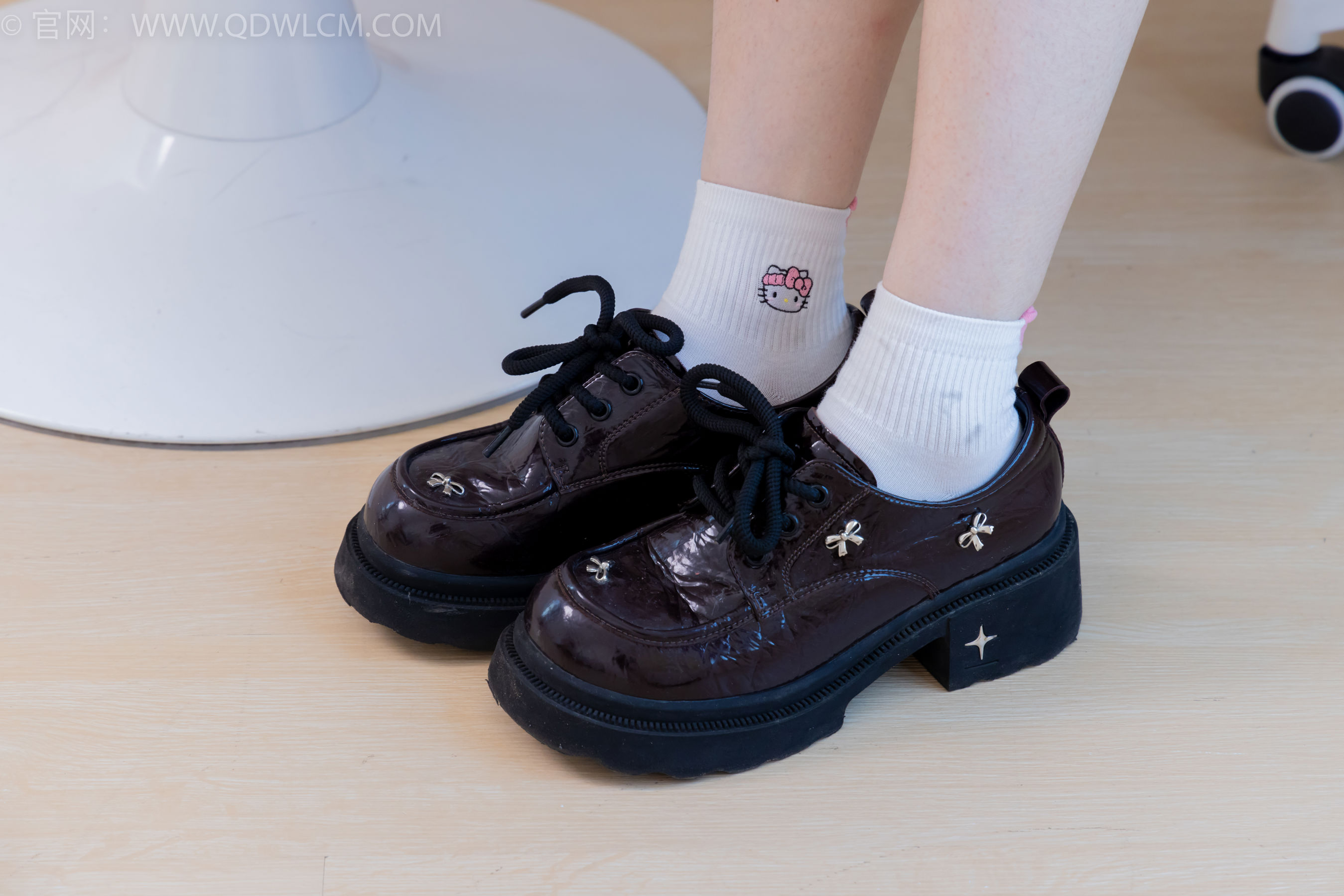 物恋传媒 No.2392 橙子 - 皮鞋、白棉袜、裸足/(150P)