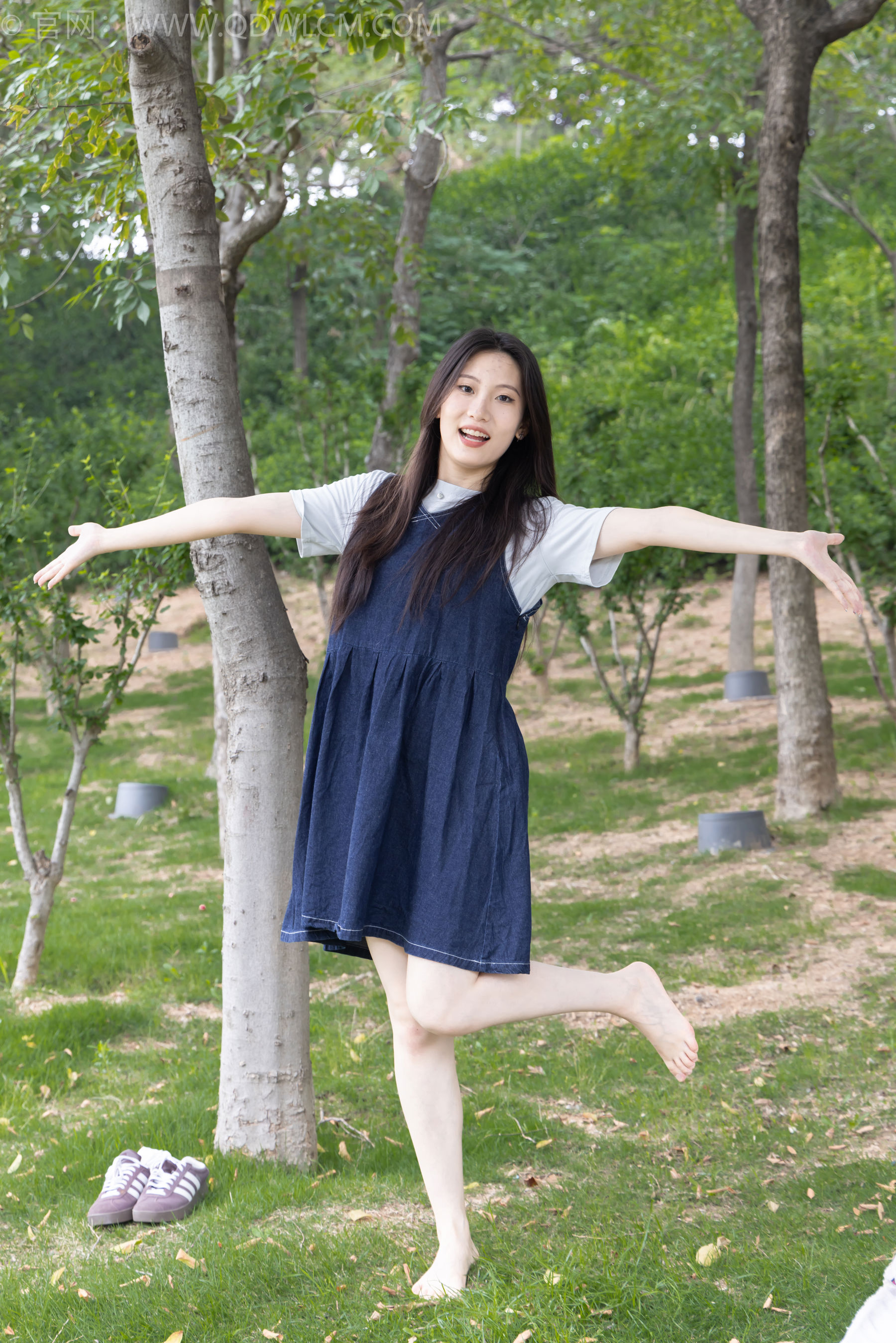 物恋传媒 No.2393 奶糖 - 帆布鞋、白棉袜、裸足/(160P)