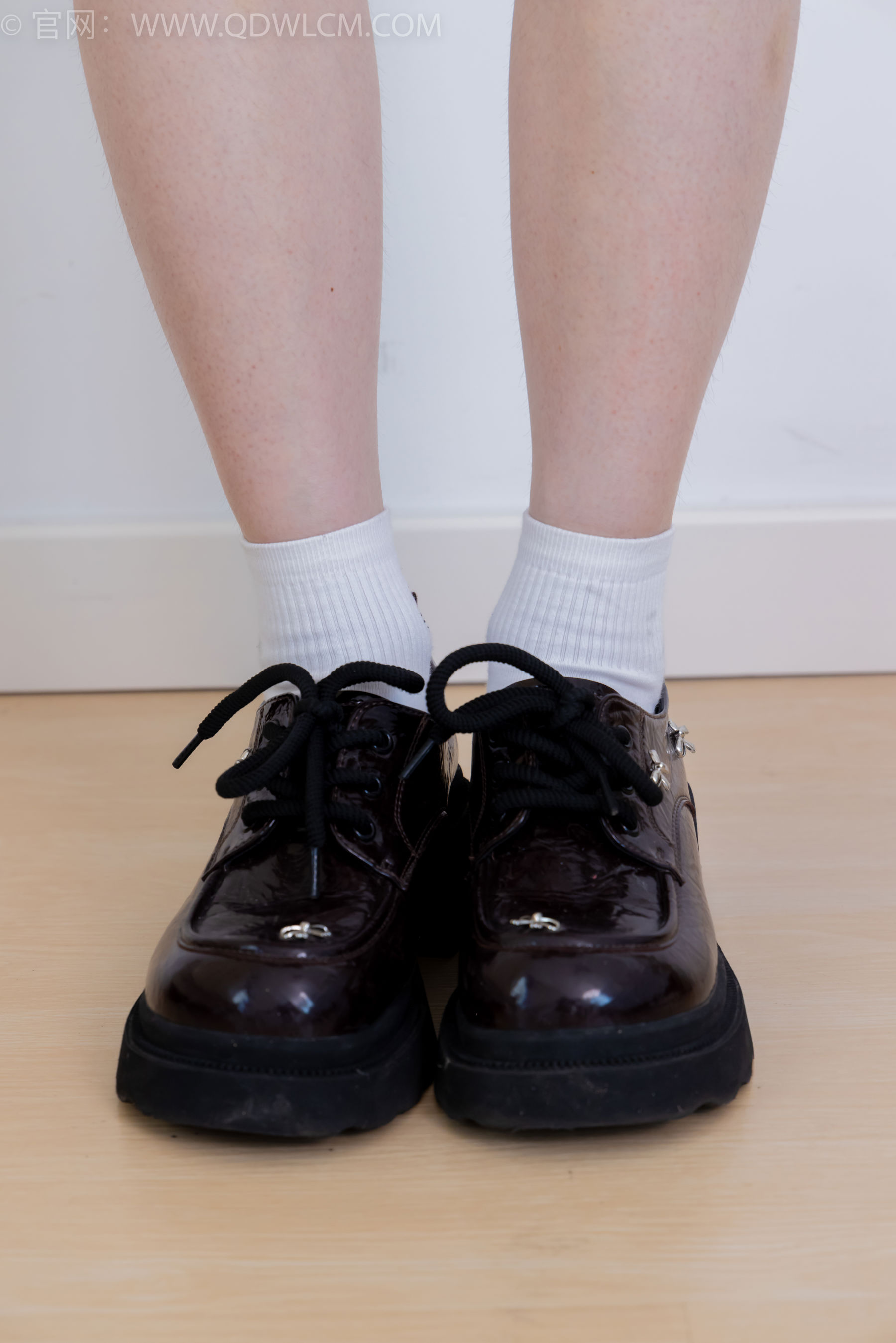 物恋传媒 No.2392 橙子 - 皮鞋、白棉袜、裸足/(150P)