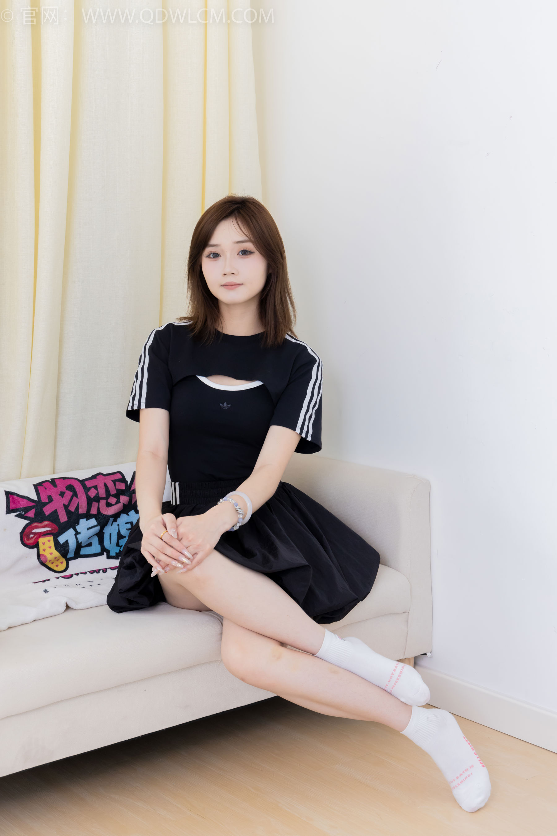 物恋传媒 No.2392 橙子 - 皮鞋、白棉袜、裸足/(150P)