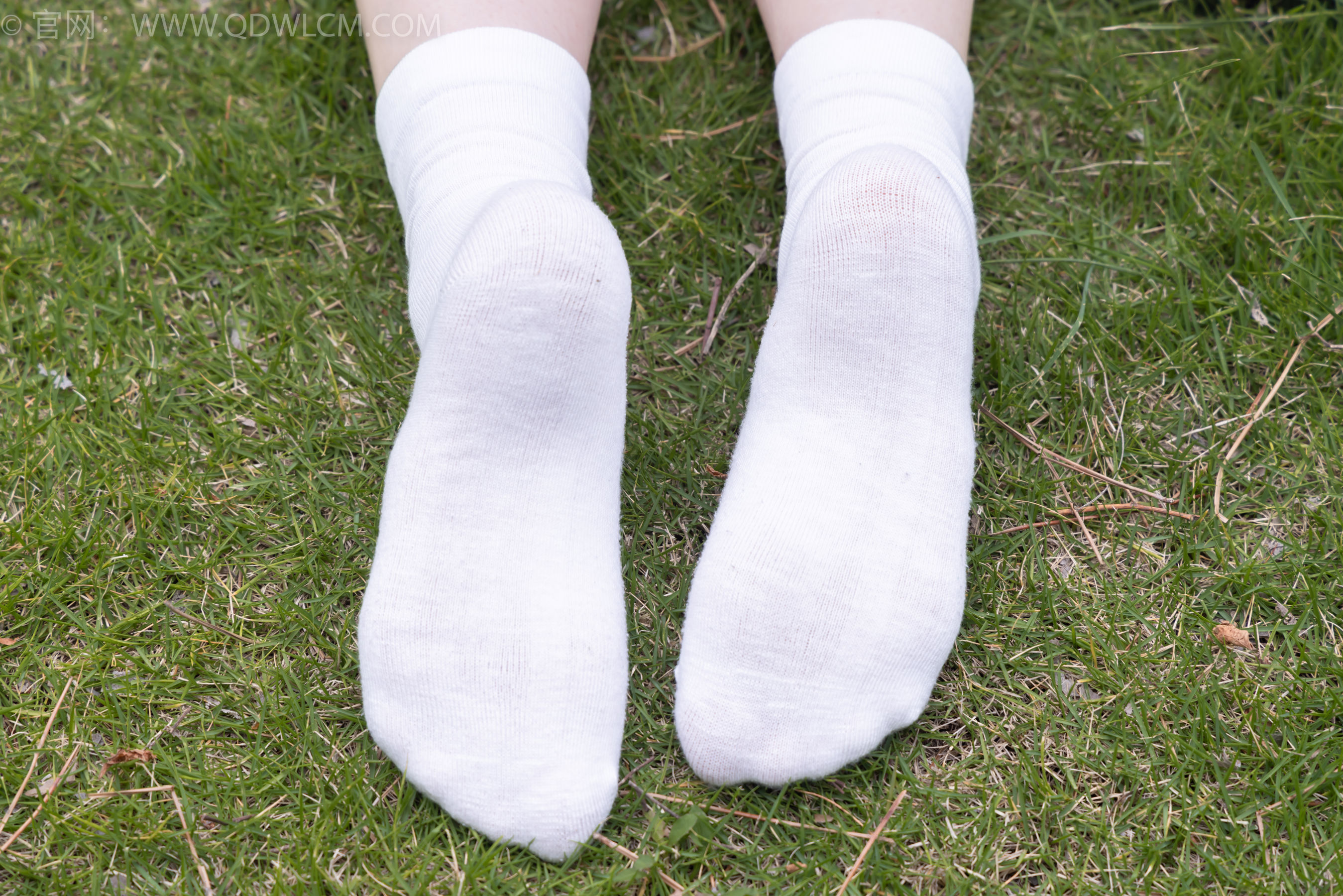 物恋传媒 No.2393 奶糖 - 帆布鞋、白棉袜、裸足/(160P)