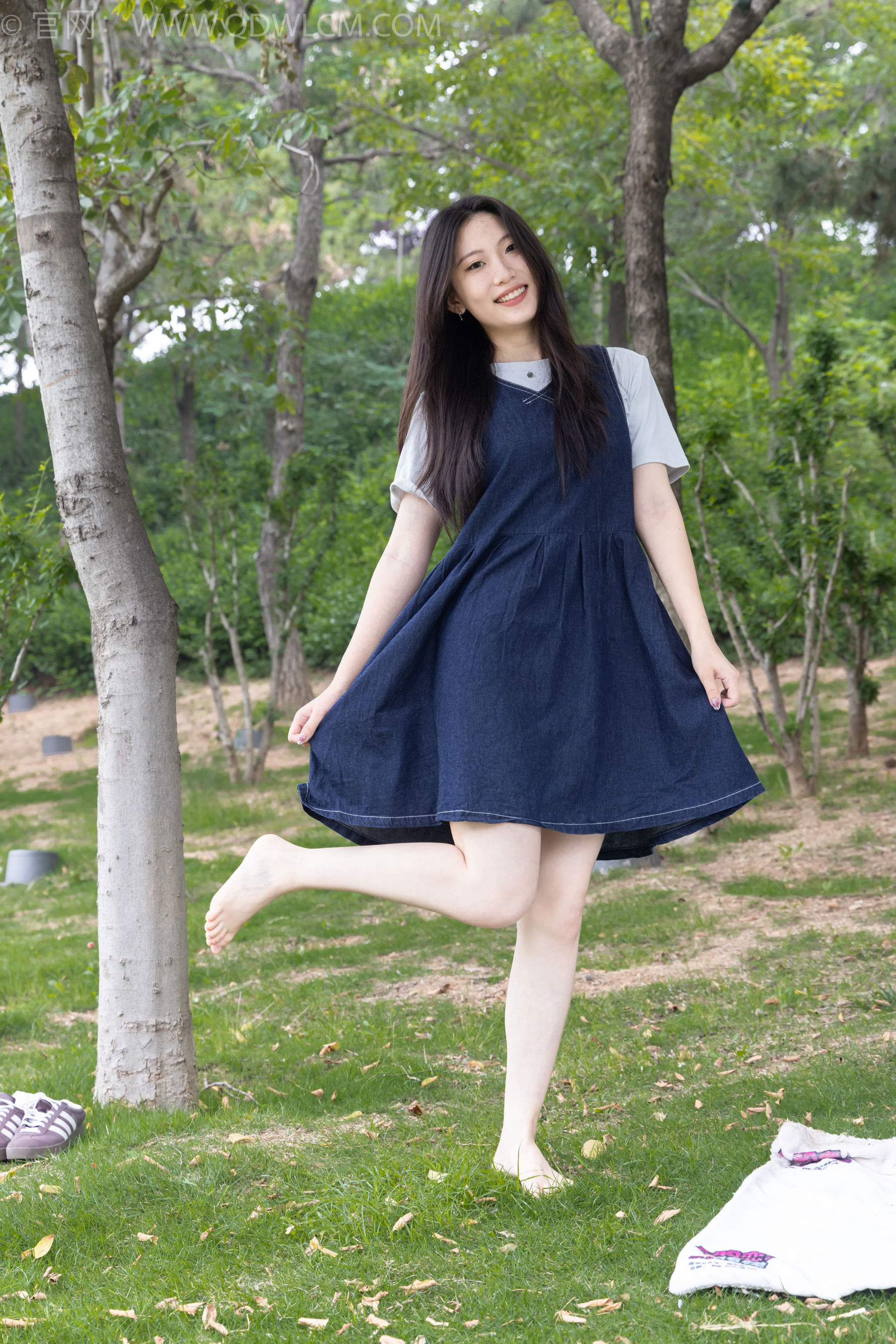 物恋传媒 No.2393 奶糖 - 帆布鞋、白棉袜、裸足/(160P)