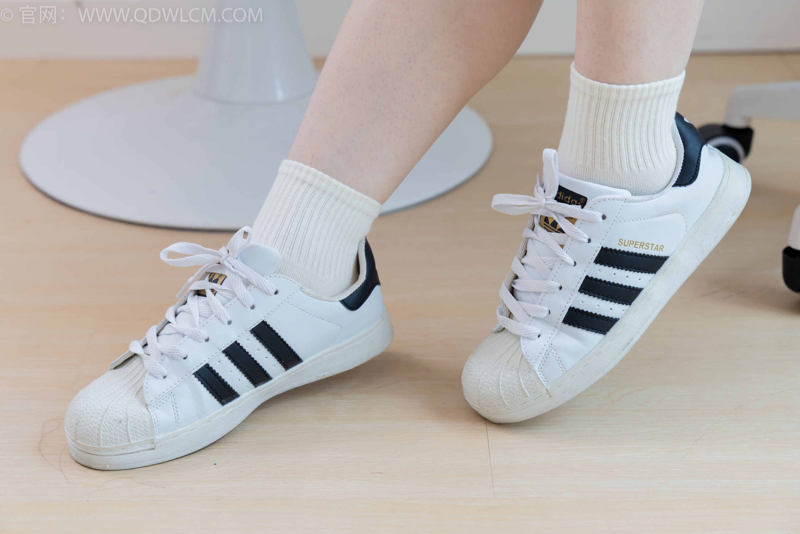 物恋传媒 No.2395 荔枝 - 板鞋、白棉袜、裸足/(150P)