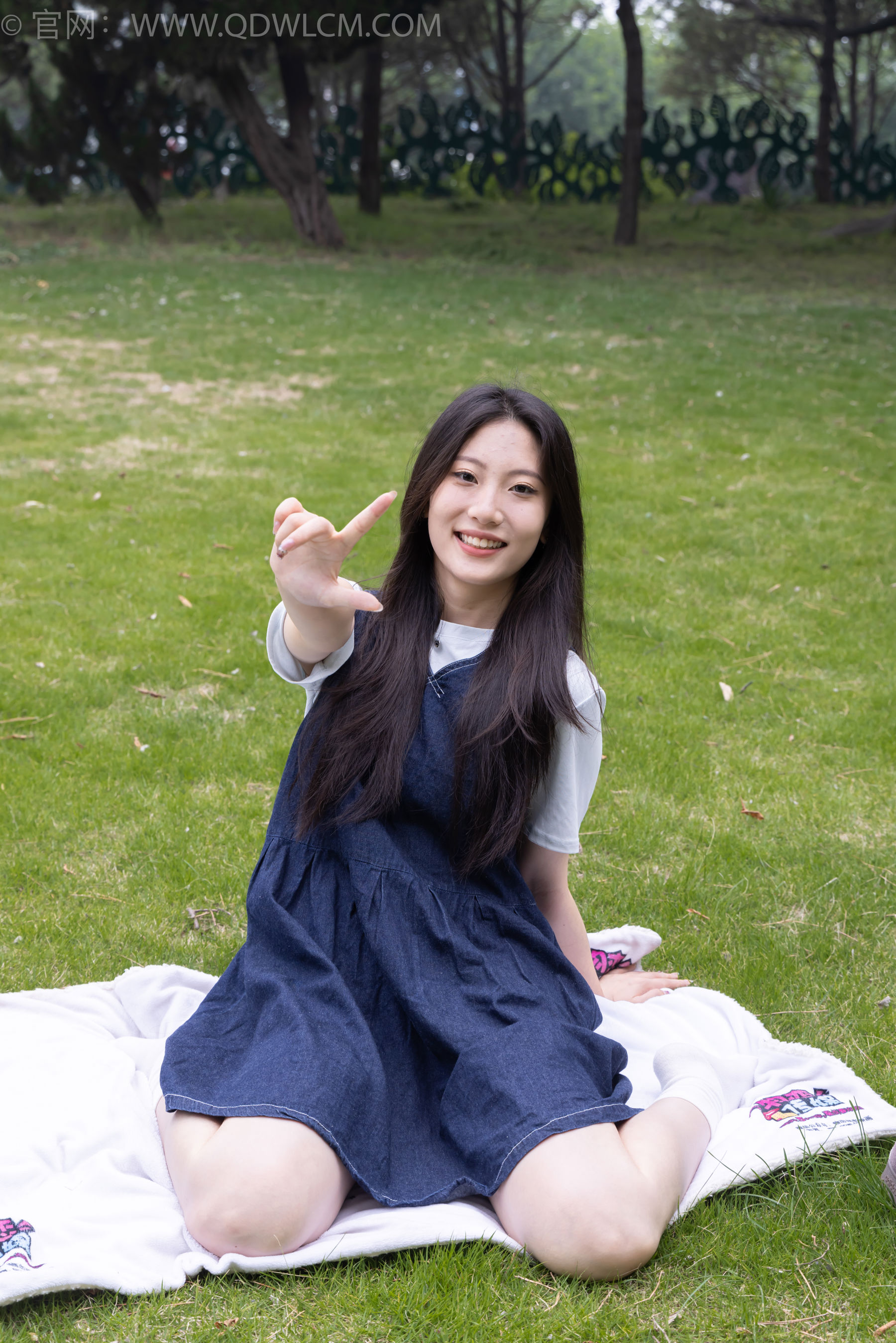 物恋传媒 No.2393 奶糖 - 帆布鞋、白棉袜、裸足/(160P)