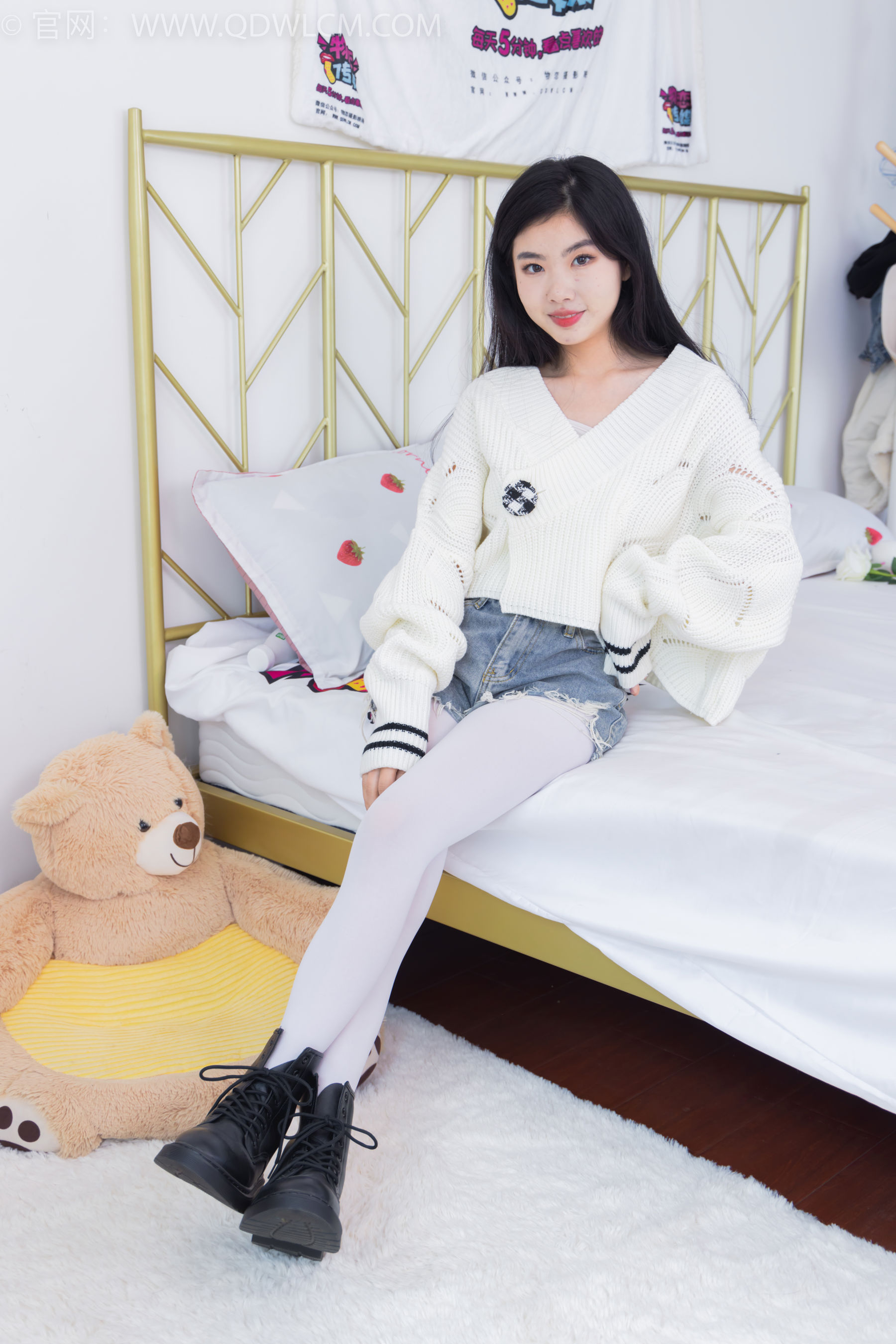 物恋传媒 No.2396 米米 - 马丁靴、厚白丝/(150P)