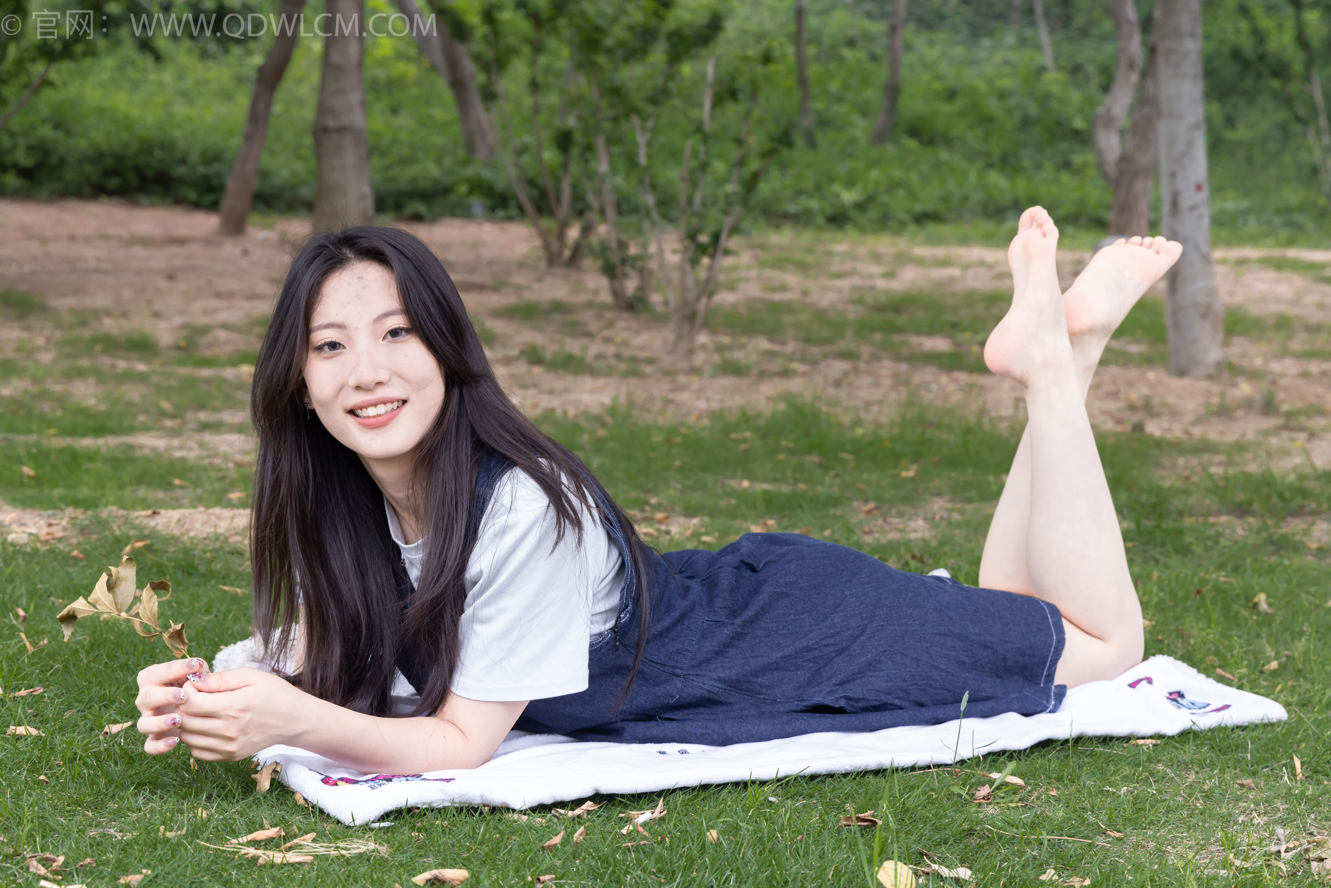 物恋传媒 No.2393 奶糖 - 帆布鞋、白棉袜、裸足/(160P)