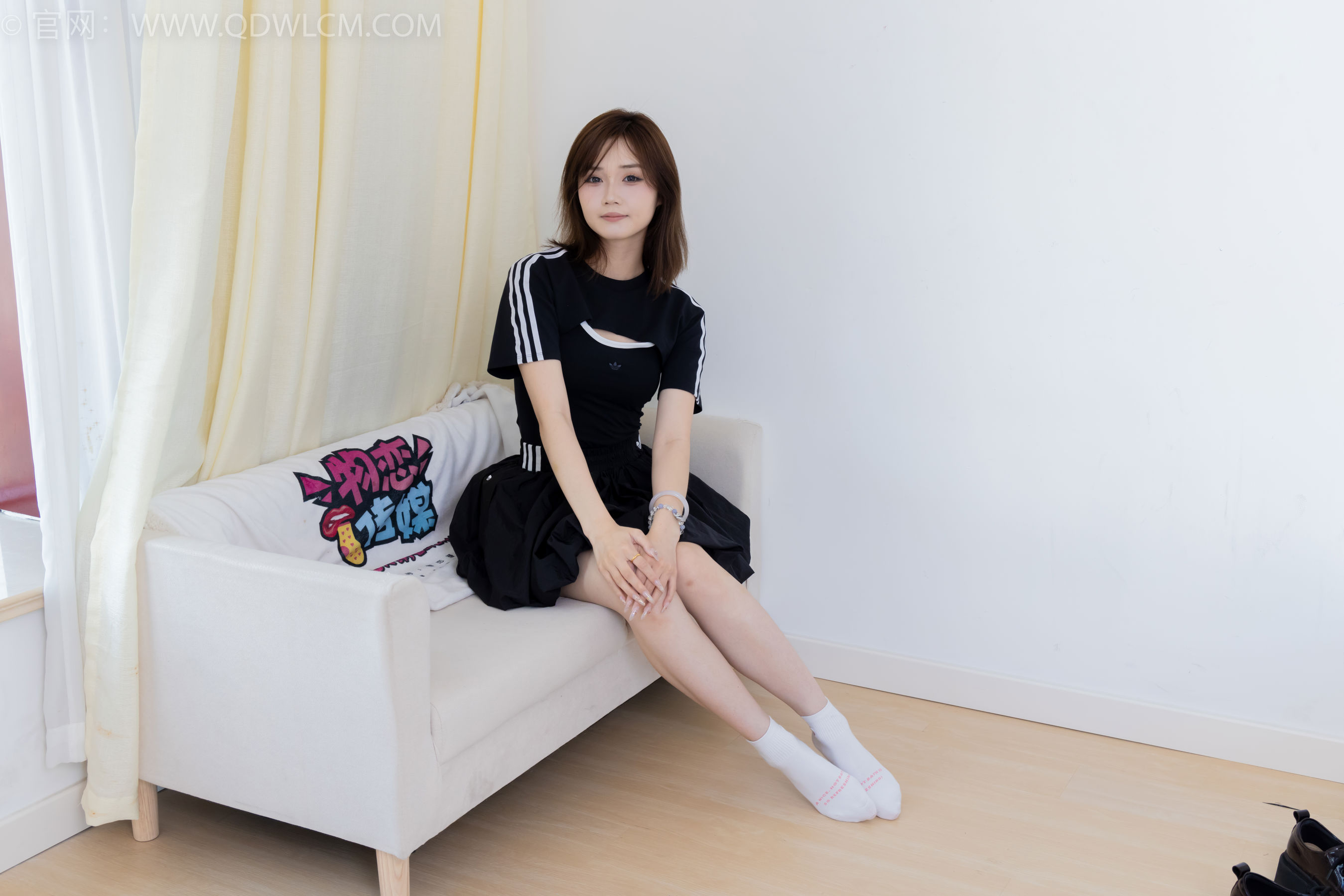 物恋传媒 No.2392 橙子 - 皮鞋、白棉袜、裸足/(150P)