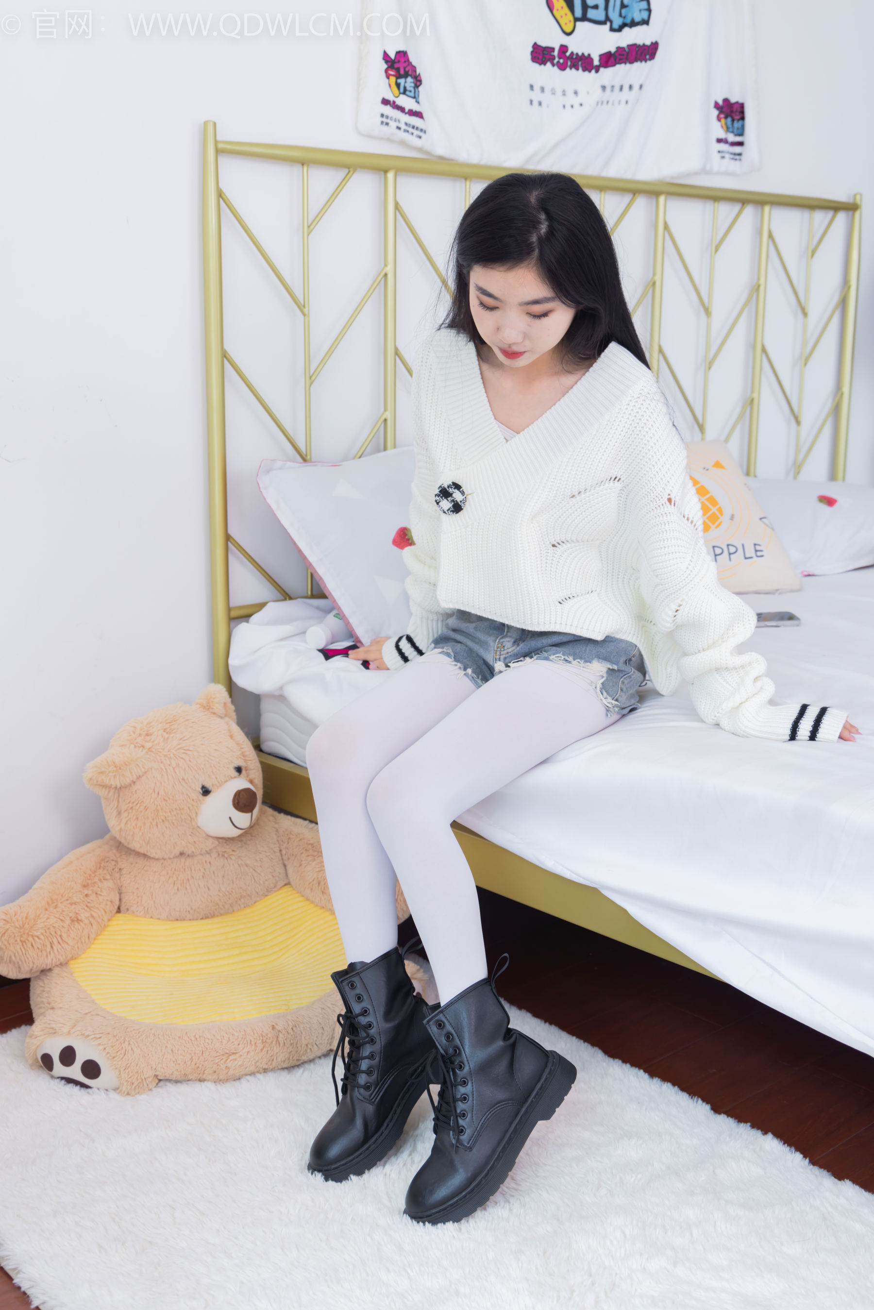 物恋传媒 No.2396 米米 - 马丁靴、厚白丝/(150P)