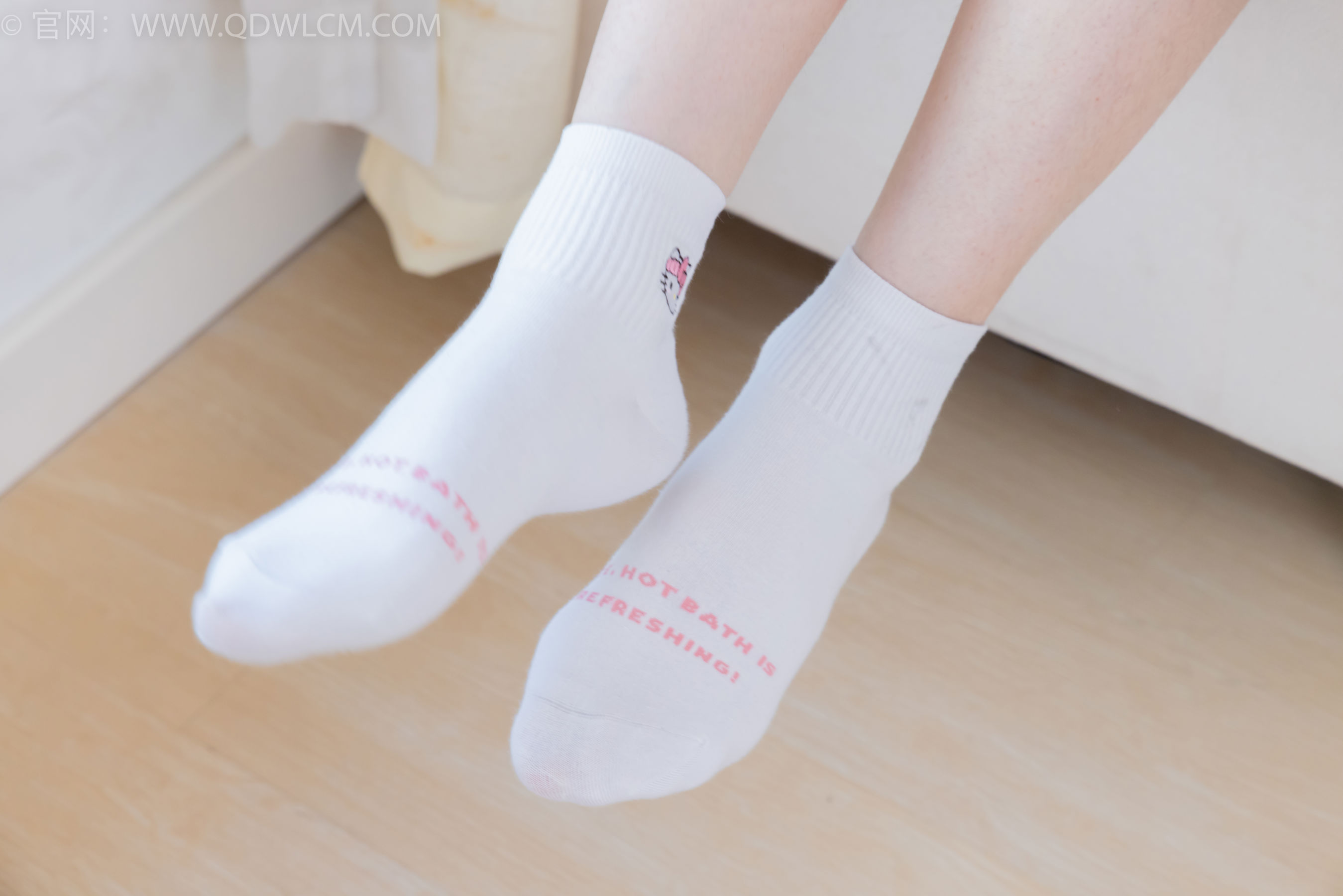 物恋传媒 No.2392 橙子 - 皮鞋、白棉袜、裸足/(150P)