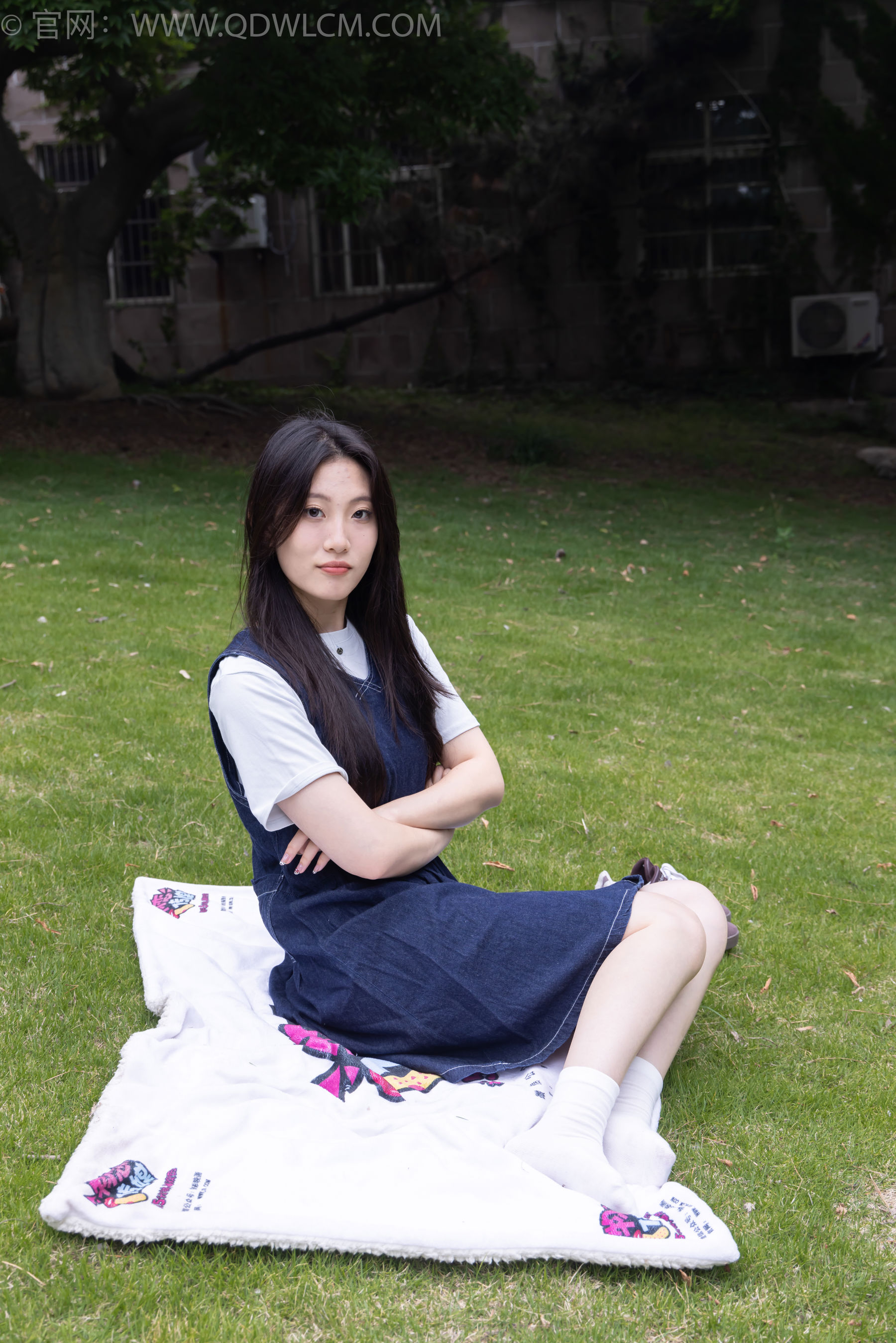 物恋传媒 No.2393 奶糖 - 帆布鞋、白棉袜、裸足/(160P)