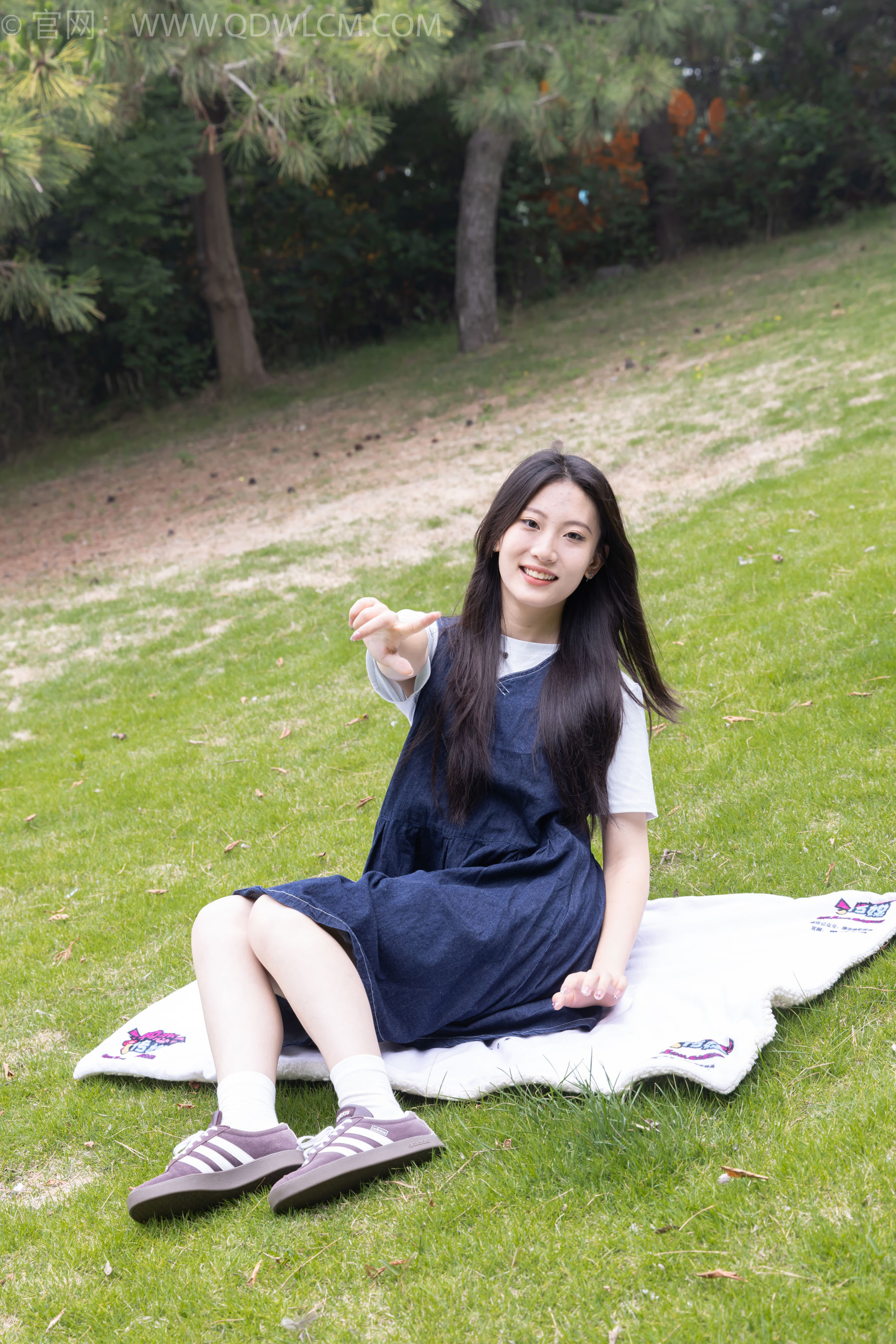 物恋传媒 No.2393 奶糖 - 帆布鞋、白棉袜、裸足/(160P)