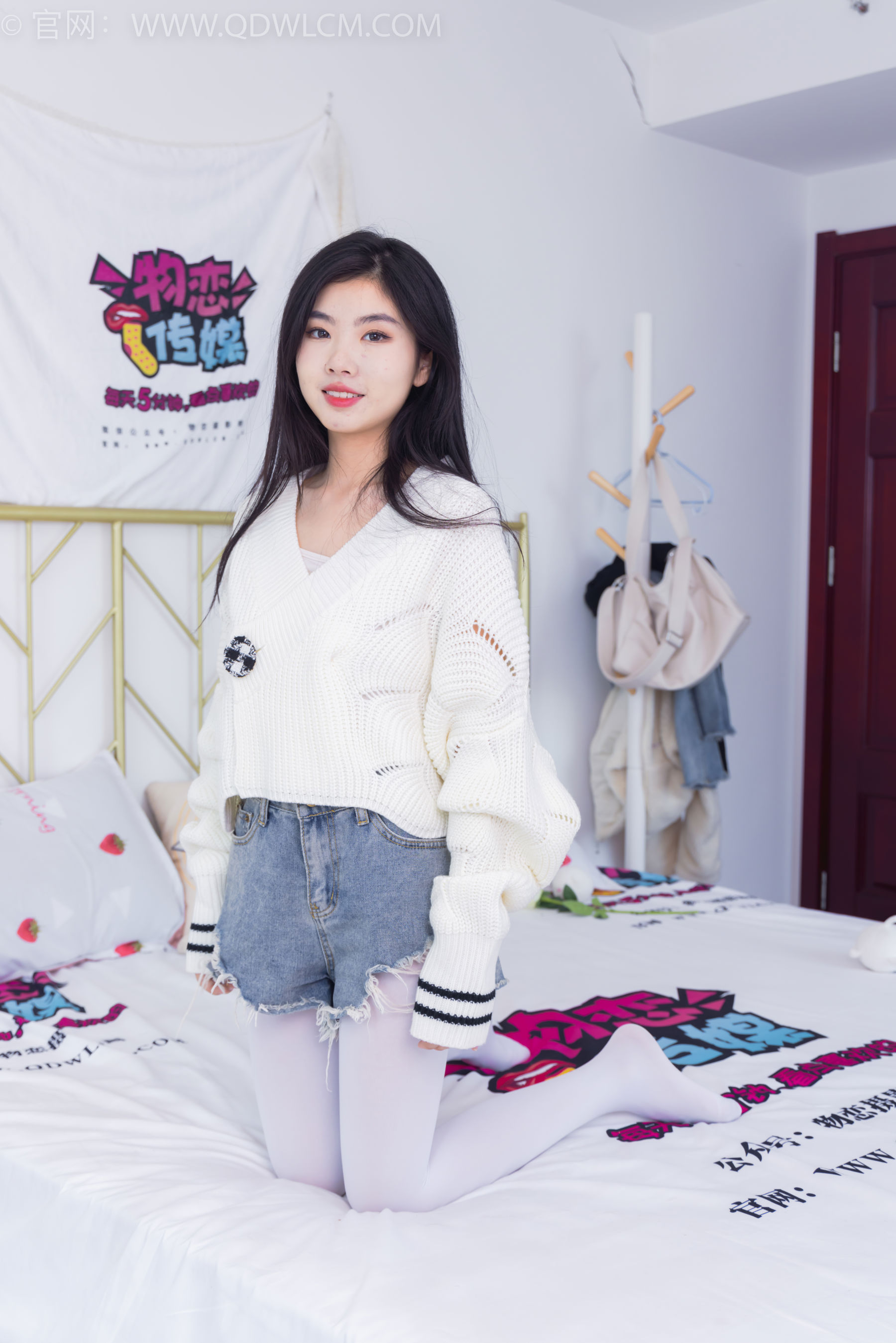 物恋传媒 No.2396 米米 - 马丁靴、厚白丝/(150P)