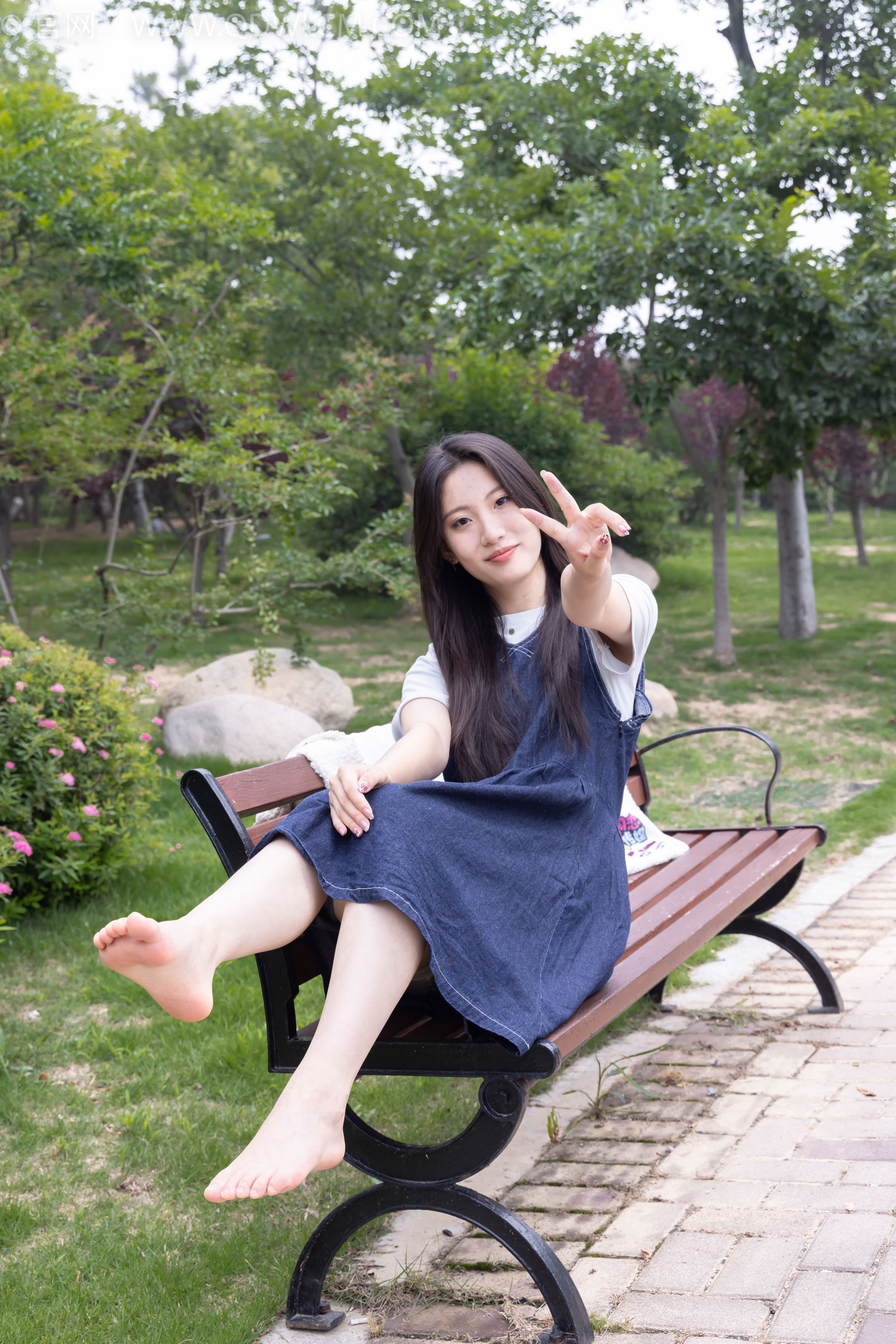 物恋传媒 No.2393 奶糖 - 帆布鞋、白棉袜、裸足/(160P)