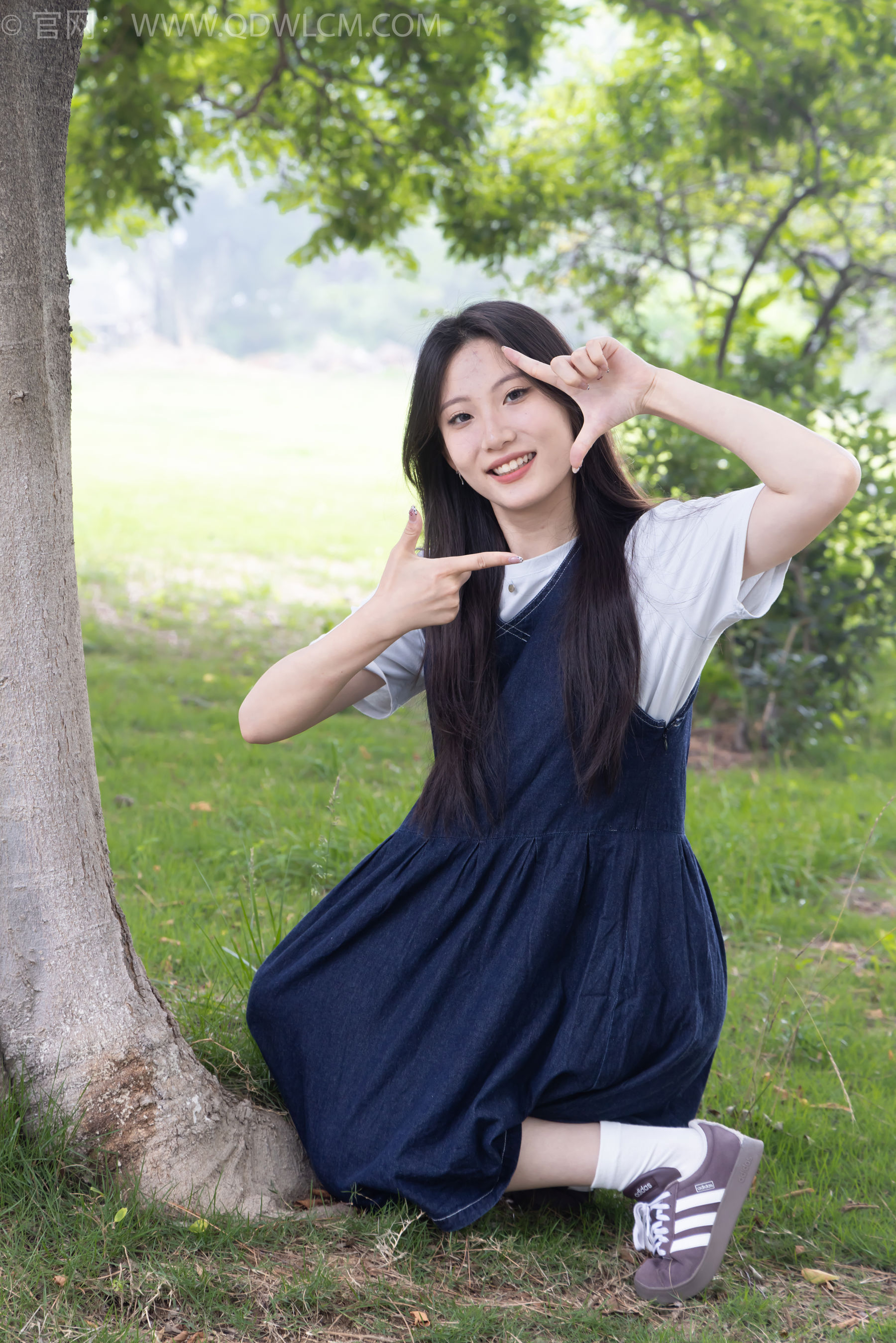 物恋传媒 No.2393 奶糖 - 帆布鞋、白棉袜、裸足/(160P)