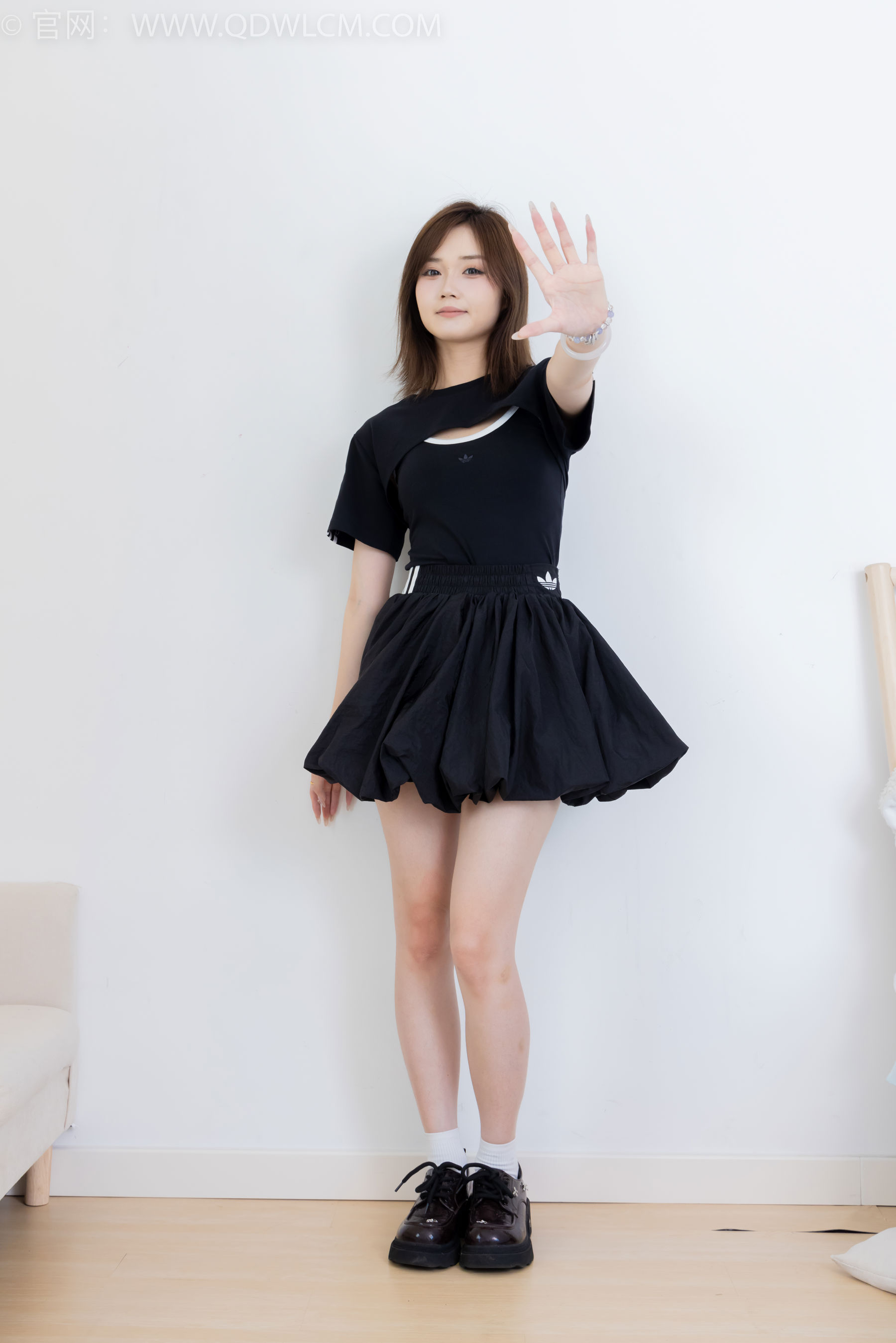 物恋传媒 No.2392 橙子 - 皮鞋、白棉袜、裸足/(150P)