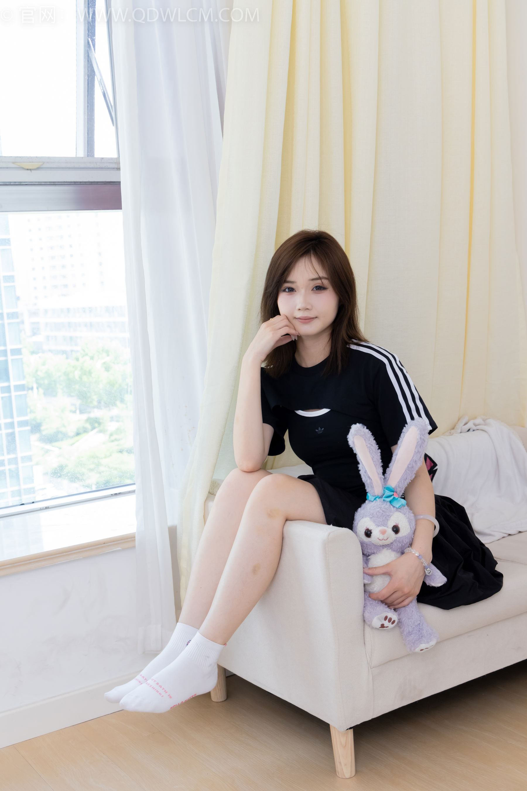 物恋传媒 No.2392 橙子 - 皮鞋、白棉袜、裸足/(150P)