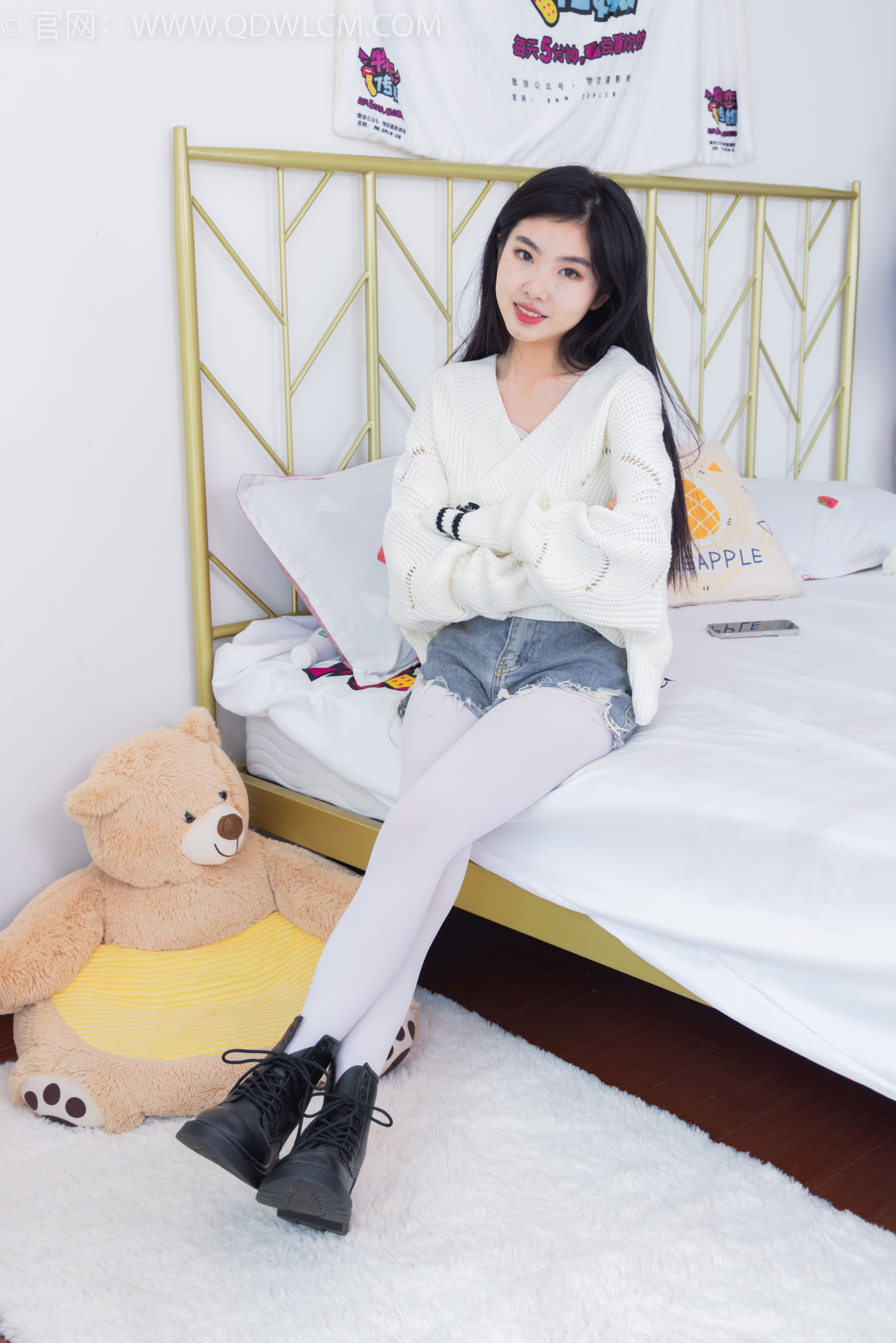 物恋传媒 No.2396 米米 - 马丁靴、厚白丝/(150P)