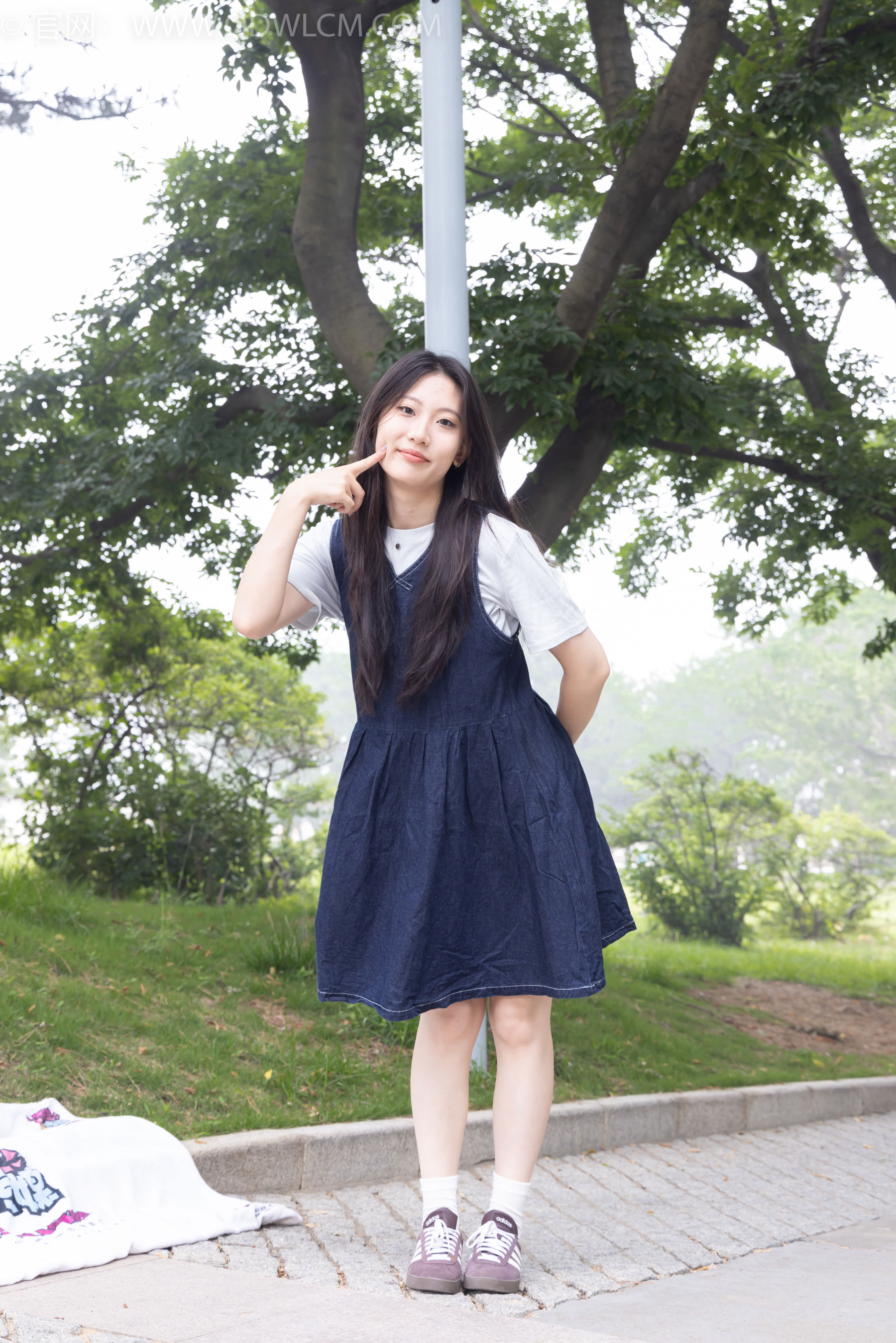 物恋传媒 No.2393 奶糖 - 帆布鞋、白棉袜、裸足/(160P)