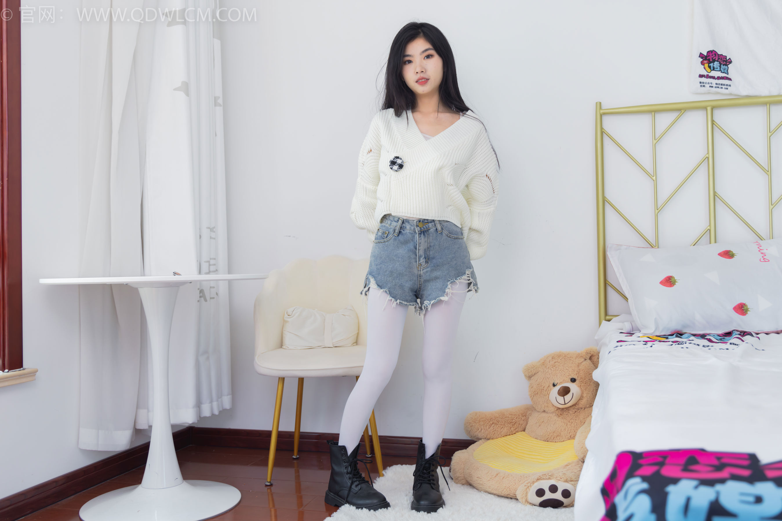 物恋传媒 No.2396 米米 - 马丁靴、厚白丝/(150P)