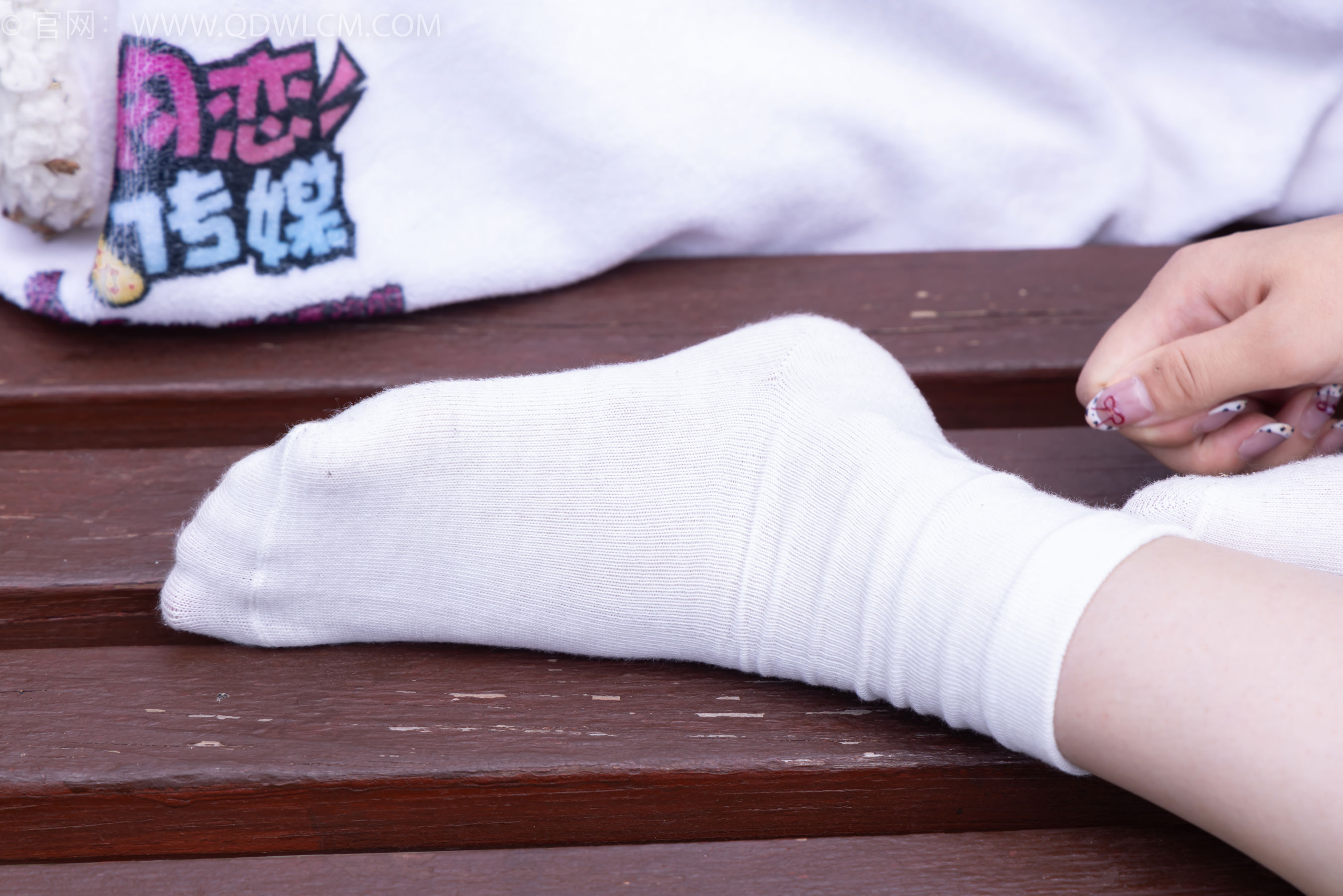 物恋传媒 No.2393 奶糖 - 帆布鞋、白棉袜、裸足/(160P)