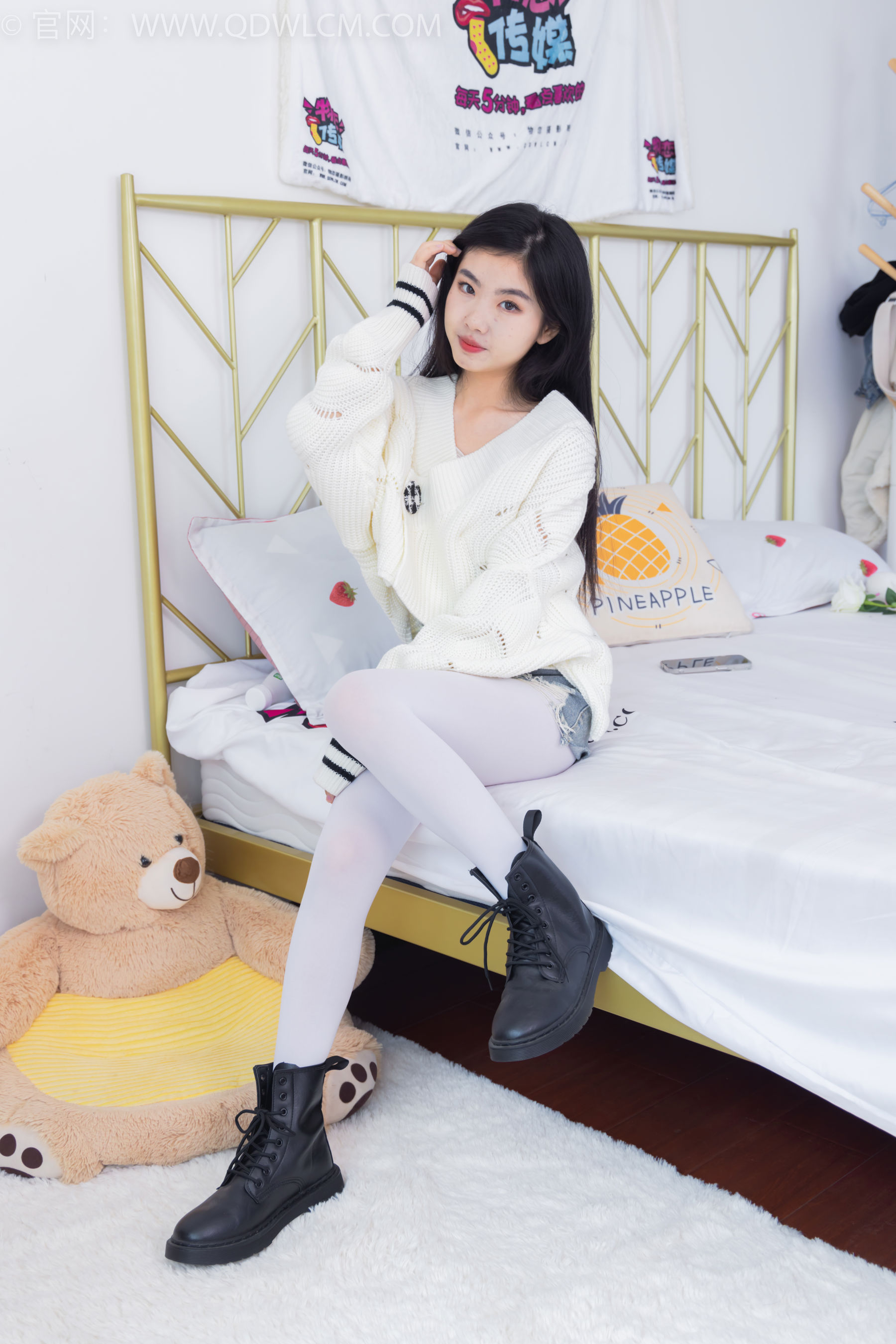 物恋传媒 No.2396 米米 - 马丁靴、厚白丝/(150P)