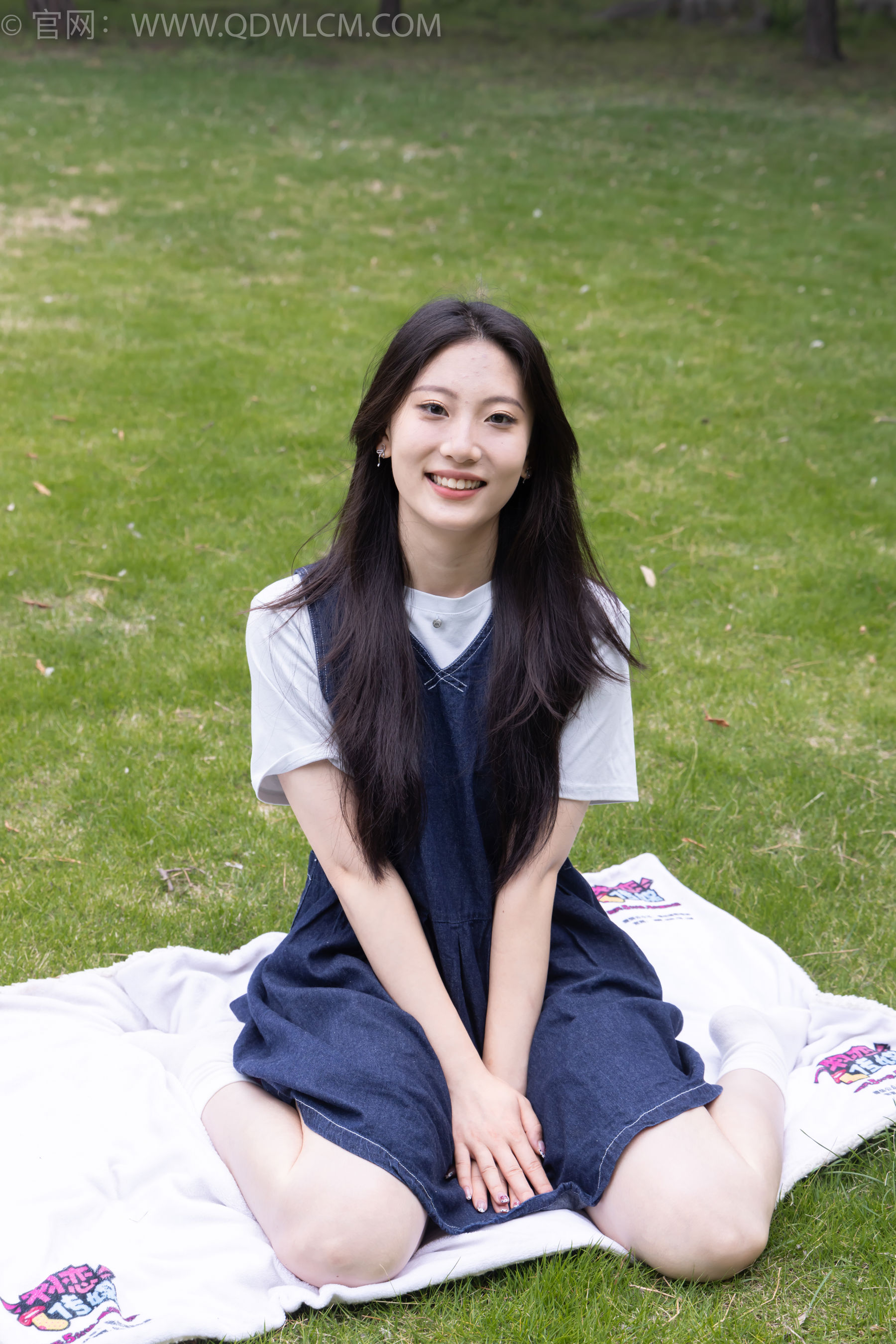 物恋传媒 No.2393 奶糖 - 帆布鞋、白棉袜、裸足/(160P)