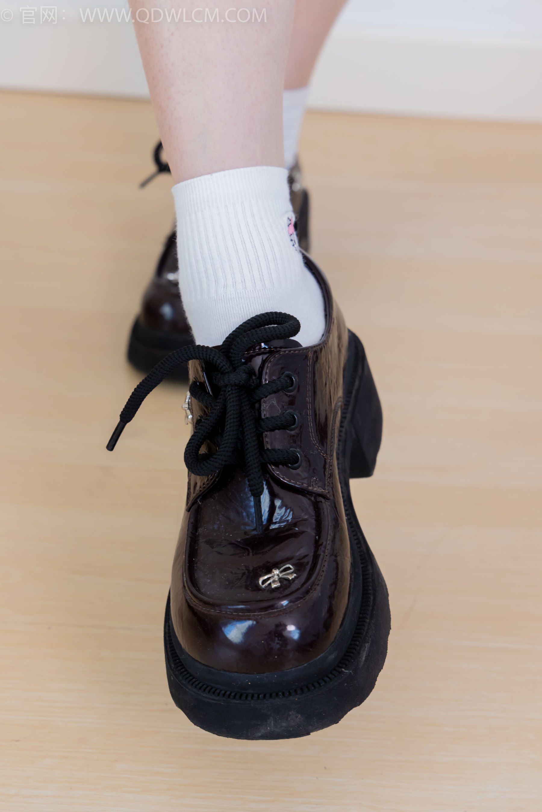 物恋传媒 No.2392 橙子 - 皮鞋、白棉袜、裸足/(150P)