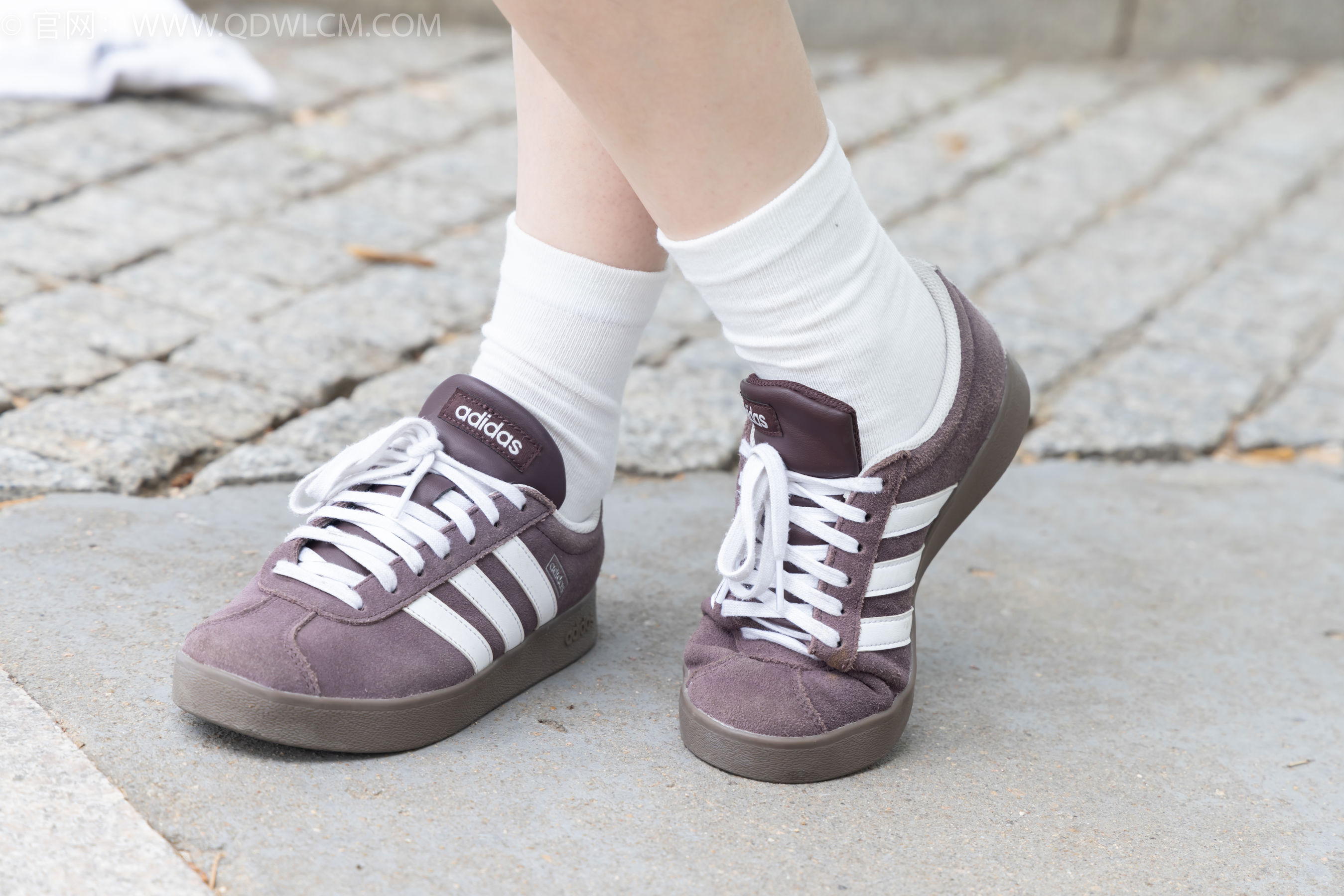 物恋传媒 No.2393 奶糖 - 帆布鞋、白棉袜、裸足/(160P)