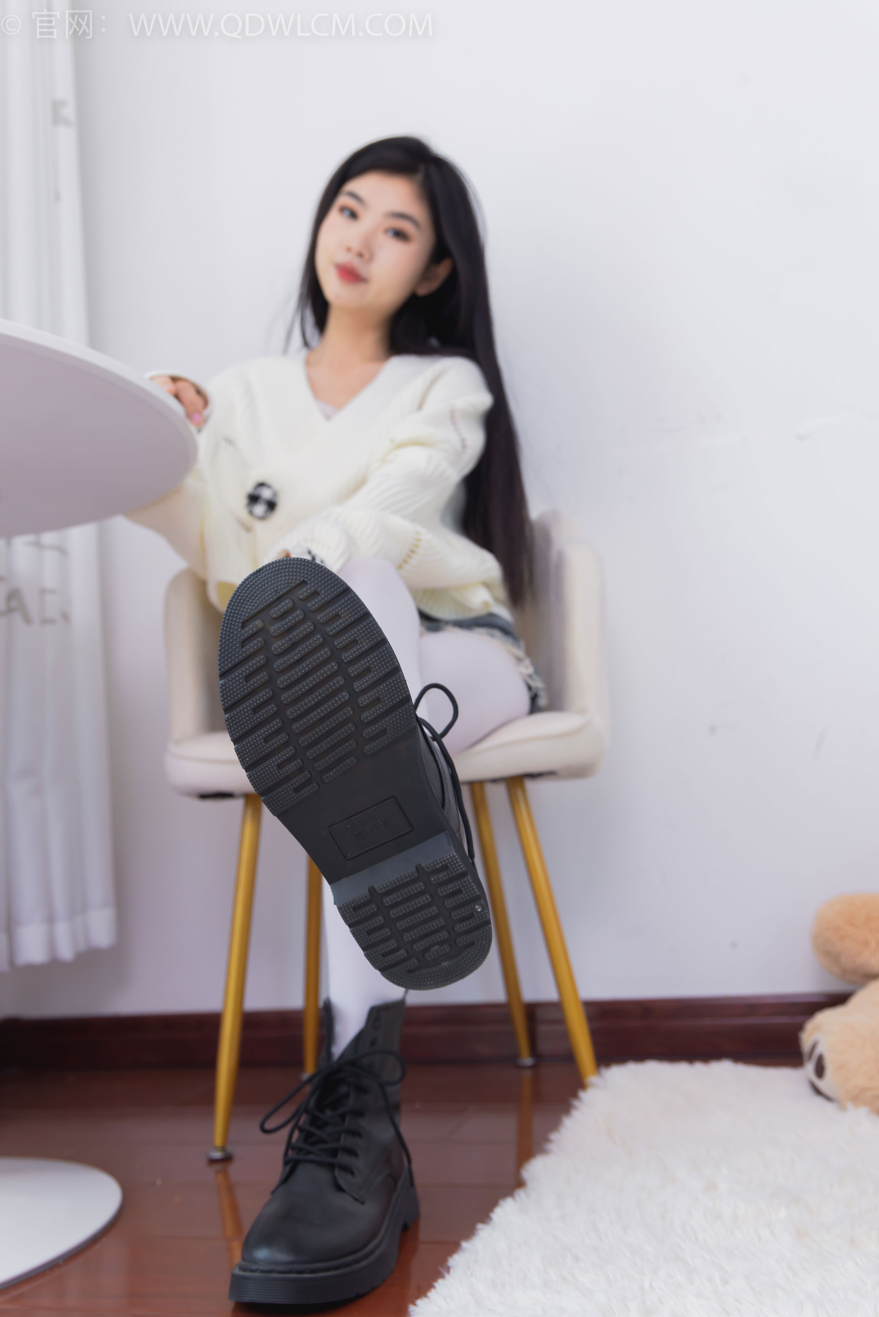 物恋传媒 No.2396 米米 - 马丁靴、厚白丝/(150P)