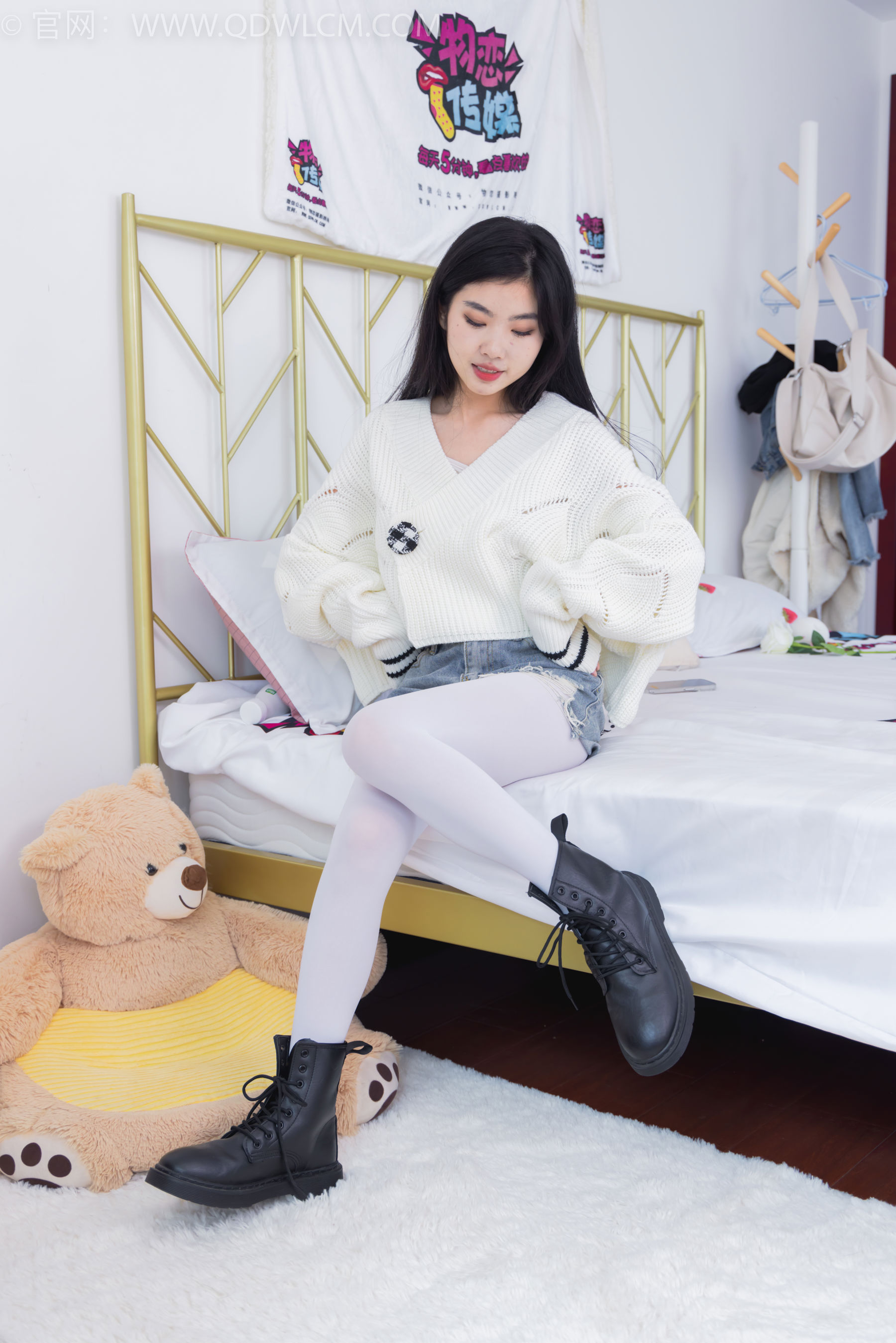 物恋传媒 No.2396 米米 - 马丁靴、厚白丝/(150P)