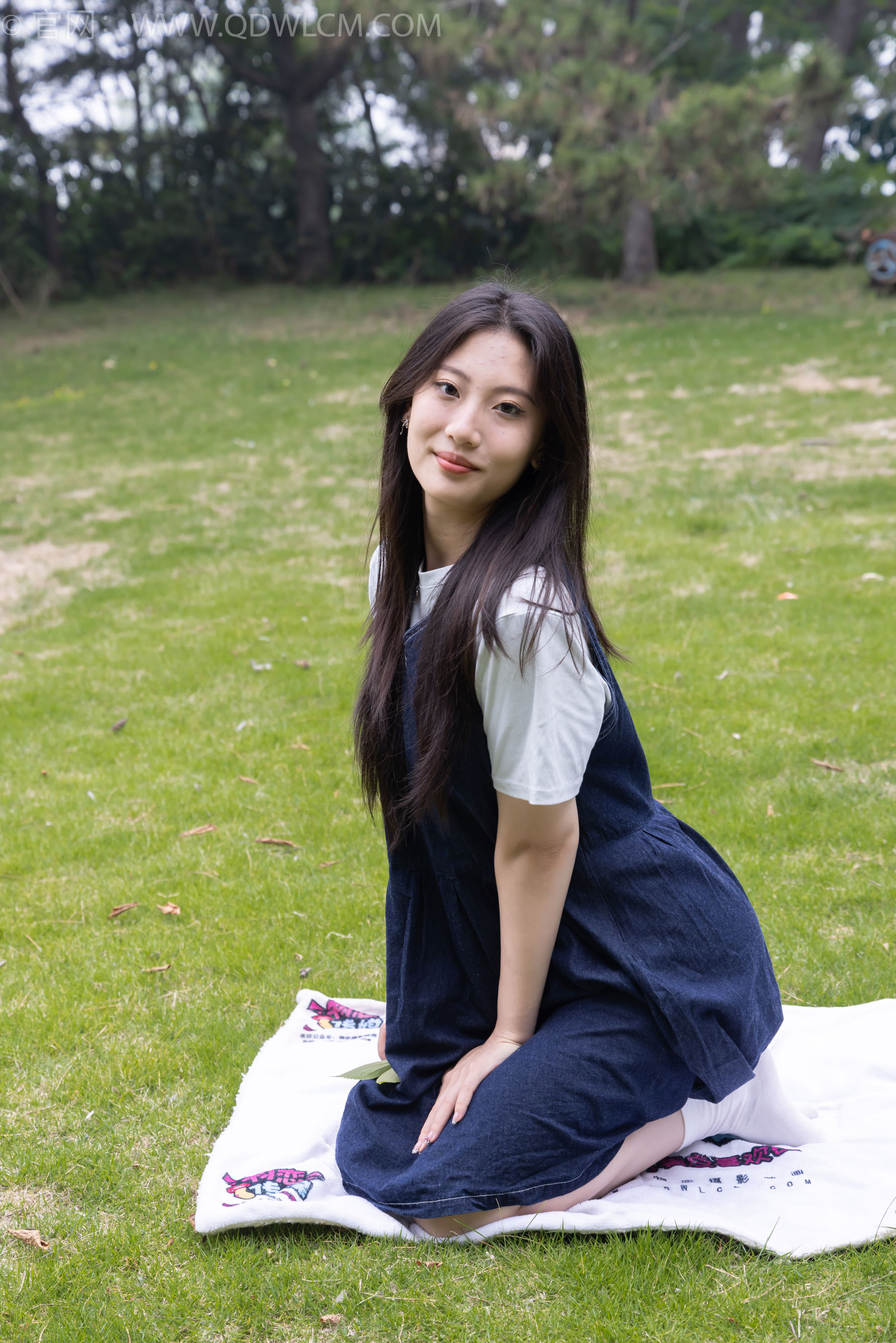 物恋传媒 No.2393 奶糖 - 帆布鞋、白棉袜、裸足/(160P)