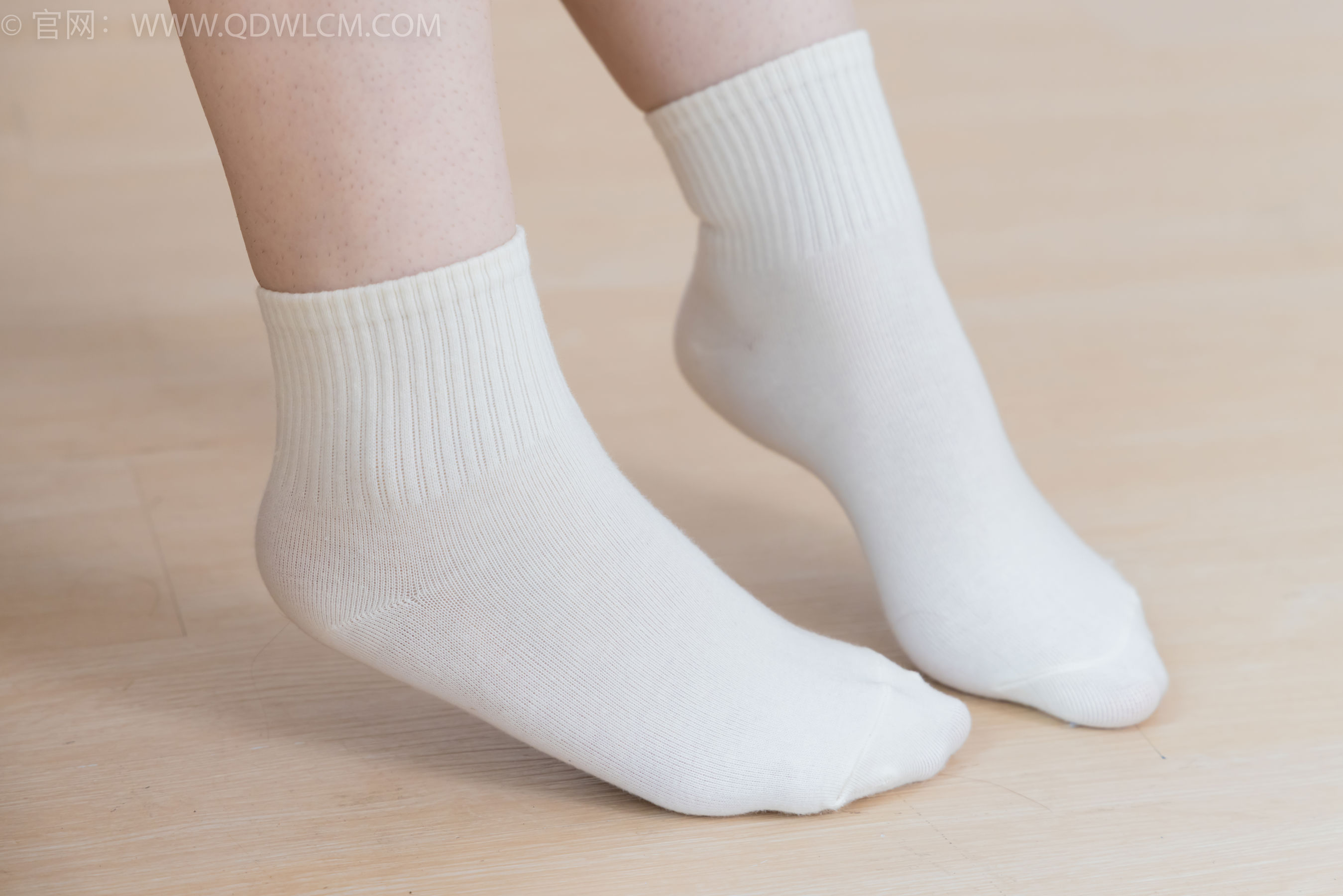 物恋传媒 No.2395 荔枝 - 板鞋、白棉袜、裸足/(150P)