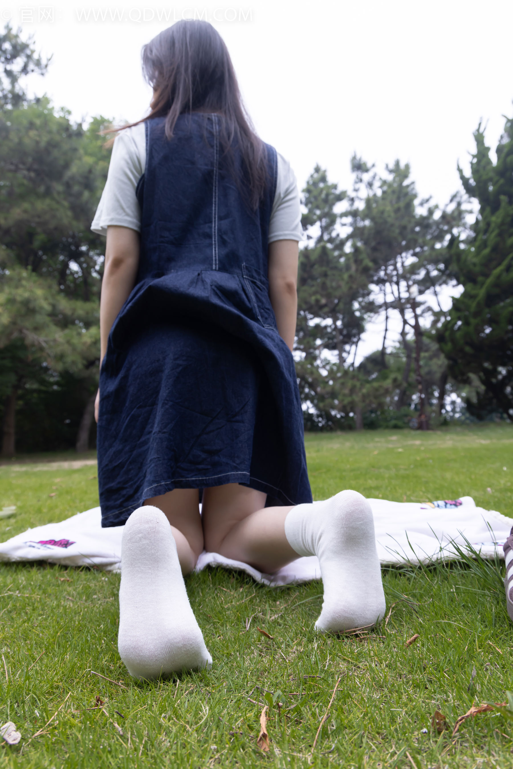 物恋传媒 No.2393 奶糖 - 帆布鞋、白棉袜、裸足/(160P)