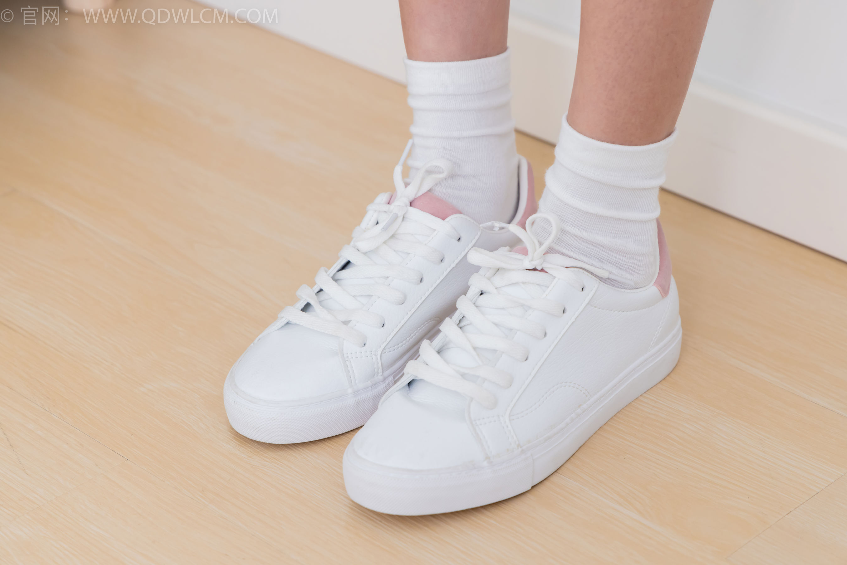 物恋传媒 No.2399 小夏 - 板鞋、白棉袜、裸足/(150P)