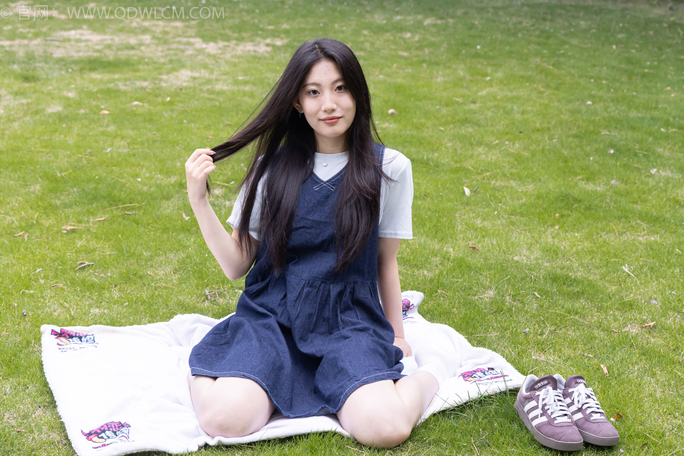 物恋传媒 No.2393 奶糖 - 帆布鞋、白棉袜、裸足/(160P)