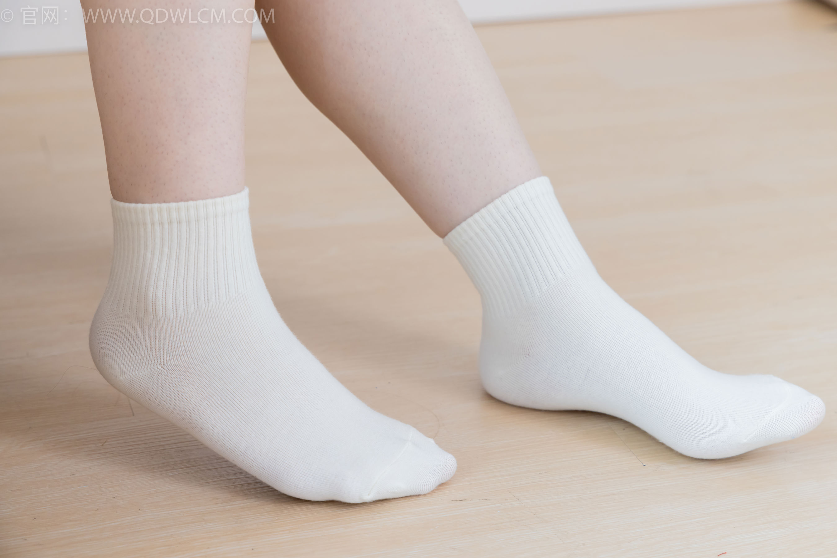 物恋传媒 No.2395 荔枝 - 板鞋、白棉袜、裸足/(150P)