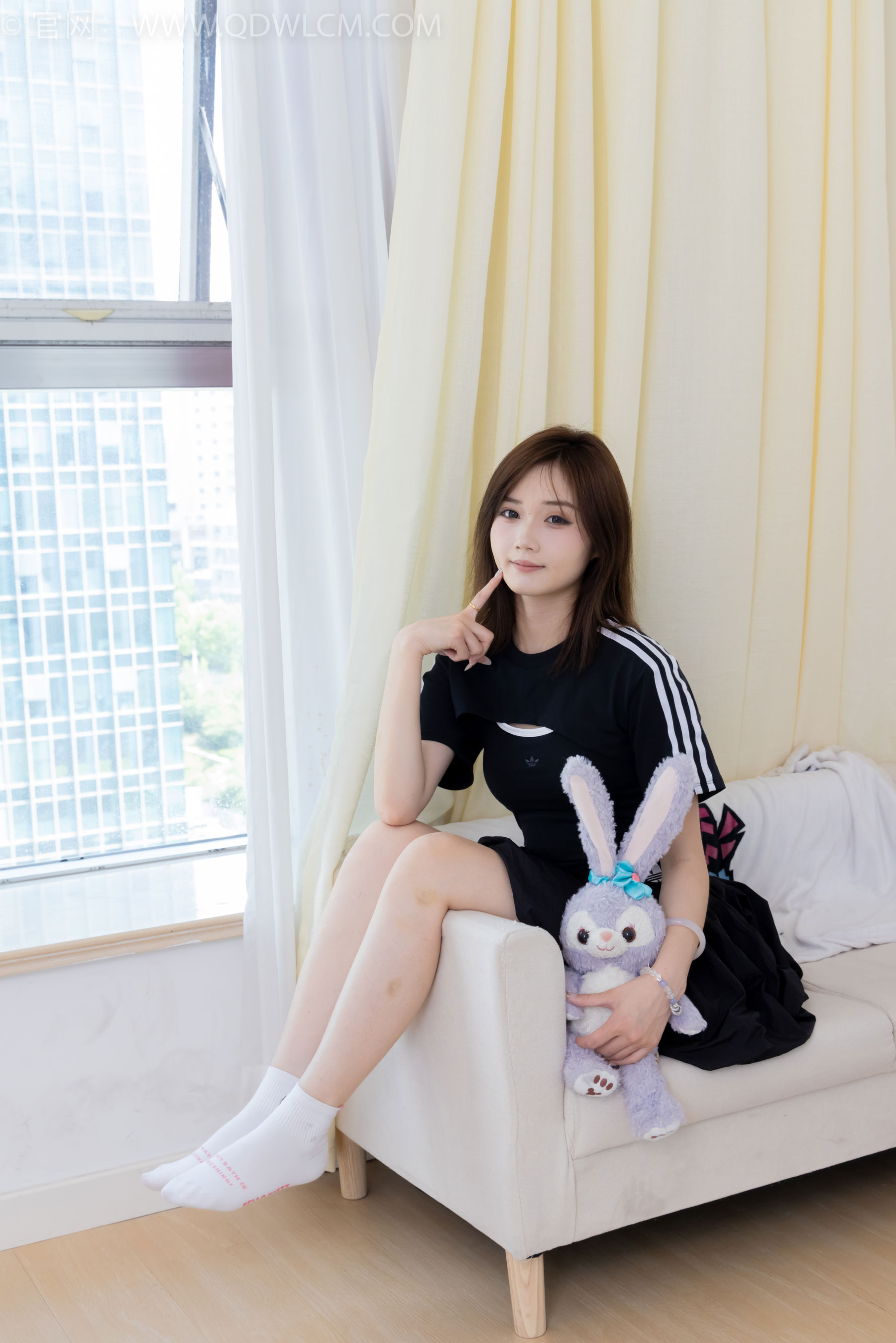 物恋传媒 No.2392 橙子 - 皮鞋、白棉袜、裸足/(150P)