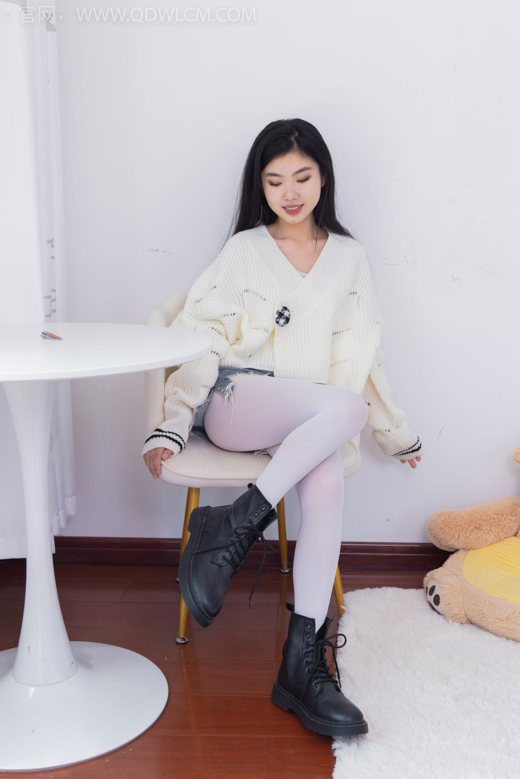 物恋传媒 No.2396 米米 - 马丁靴、厚白丝/(150P)