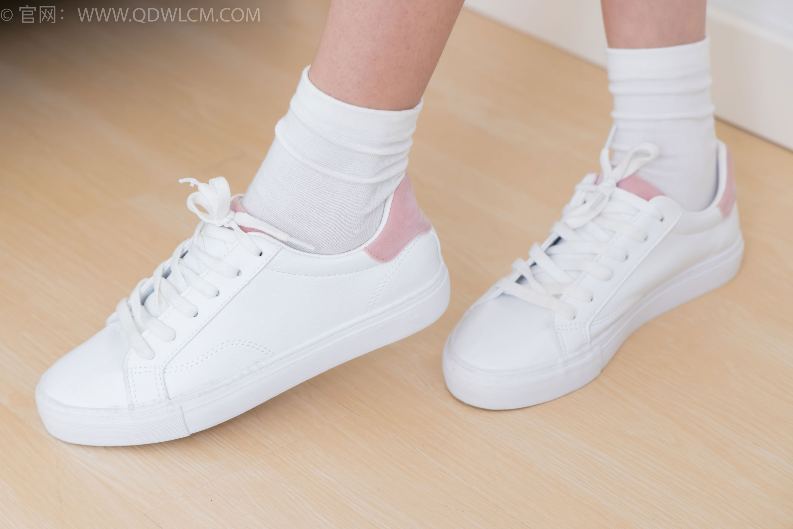 物恋传媒 No.2399 小夏 - 板鞋、白棉袜、裸足/(150P)