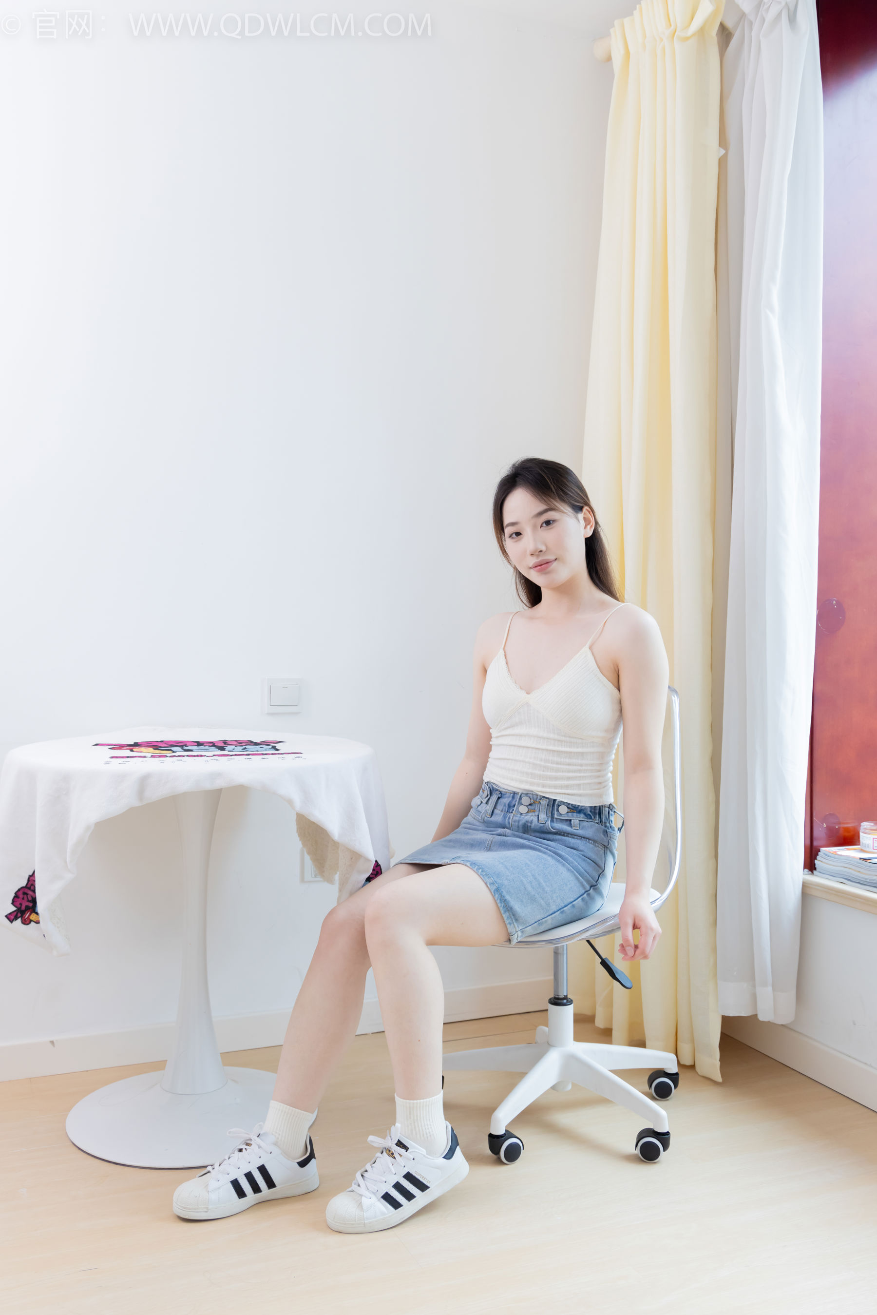 物恋传媒 No.2395 荔枝 - 板鞋、白棉袜、裸足/(150P)