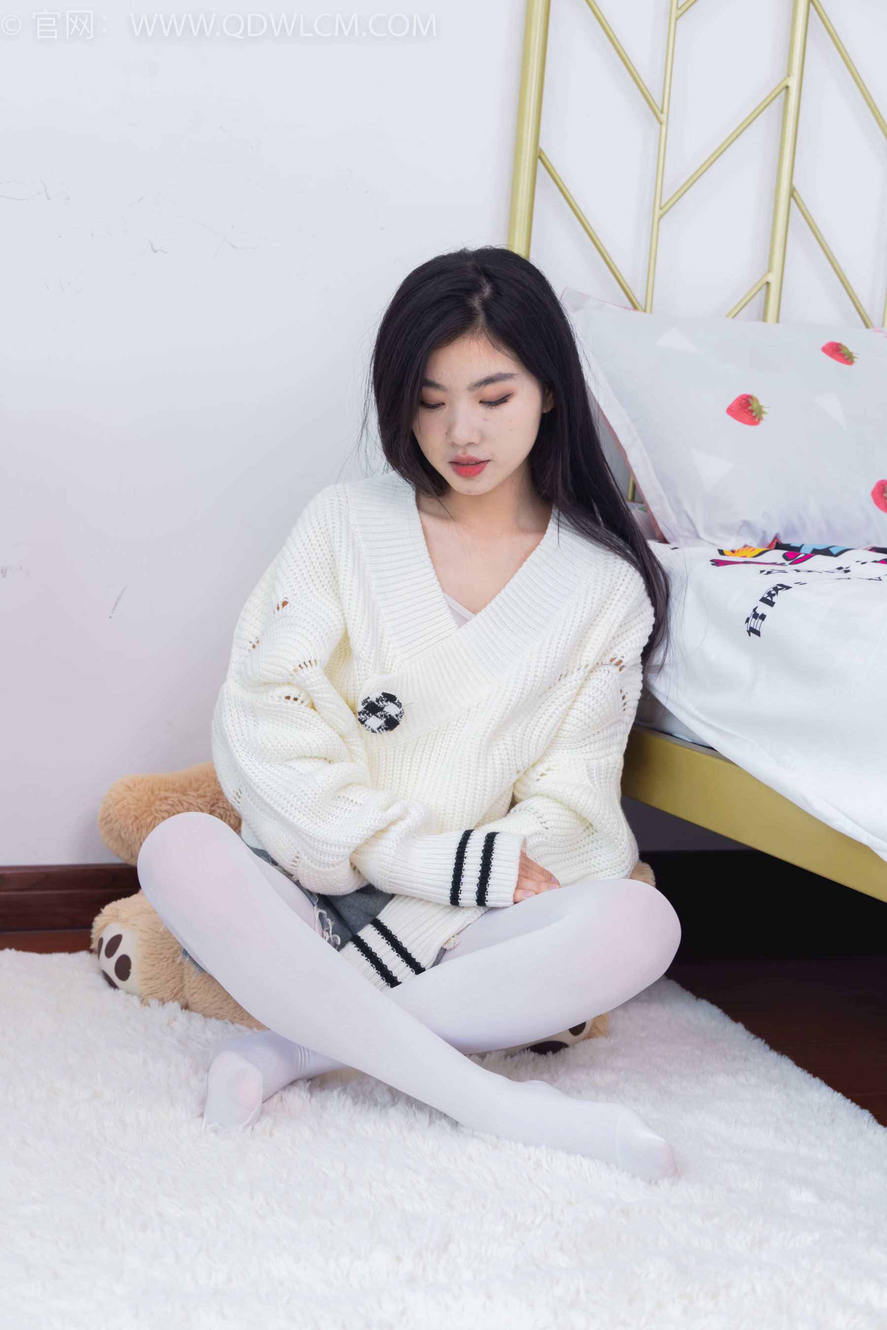 物恋传媒 No.2396 米米 - 马丁靴、厚白丝/(150P)