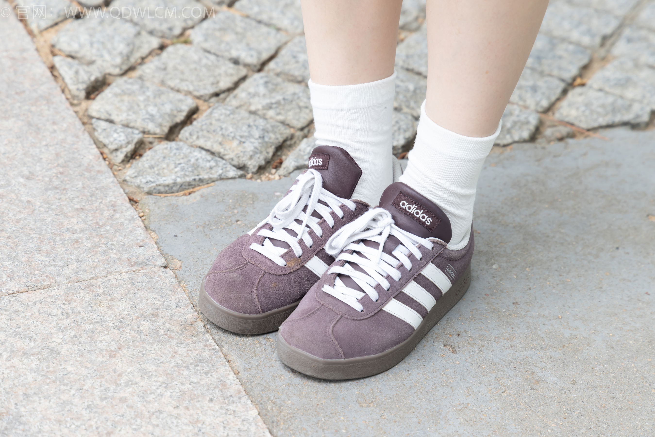 物恋传媒 No.2393 奶糖 - 帆布鞋、白棉袜、裸足/(160P)