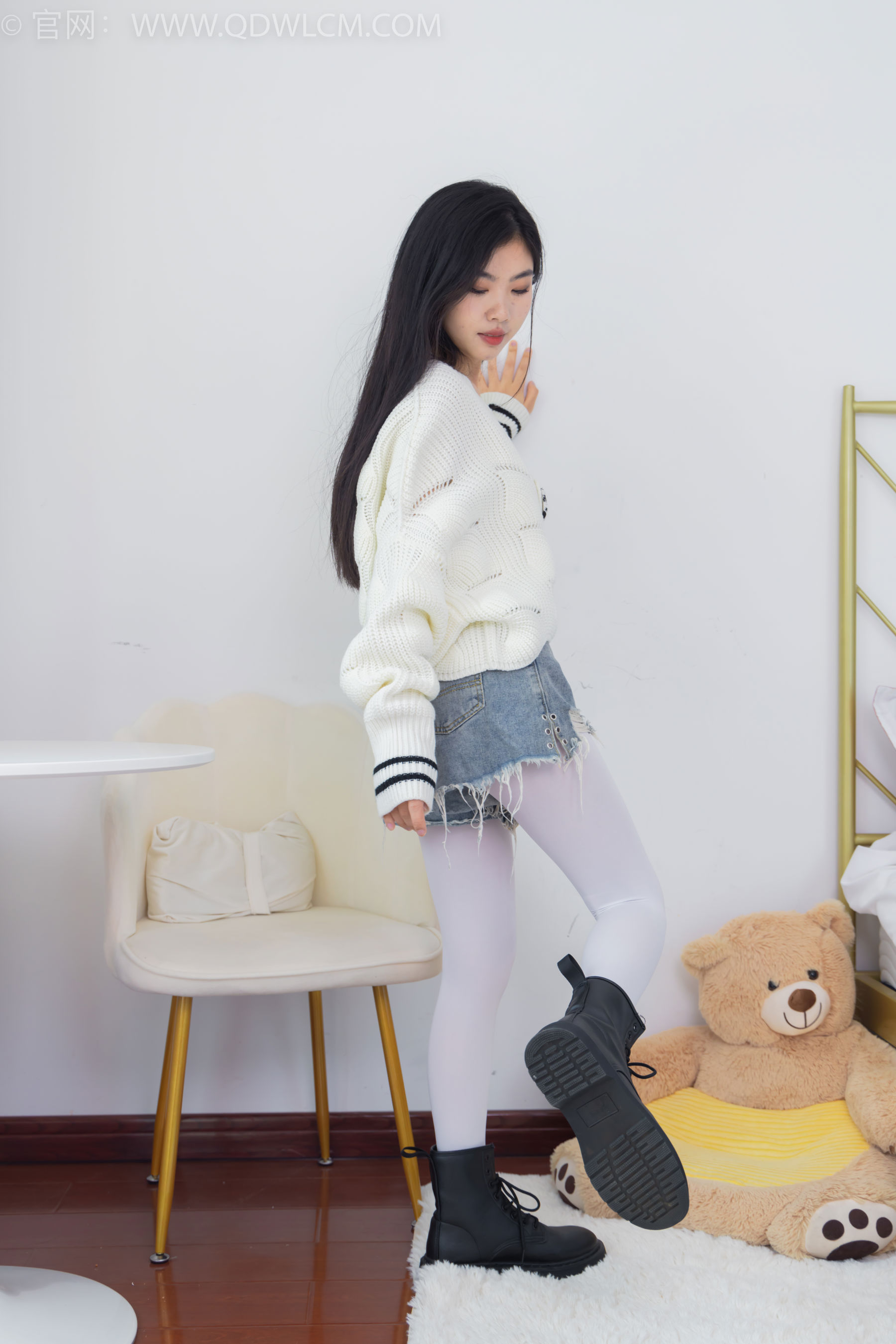 物恋传媒 No.2396 米米 - 马丁靴、厚白丝/(150P)